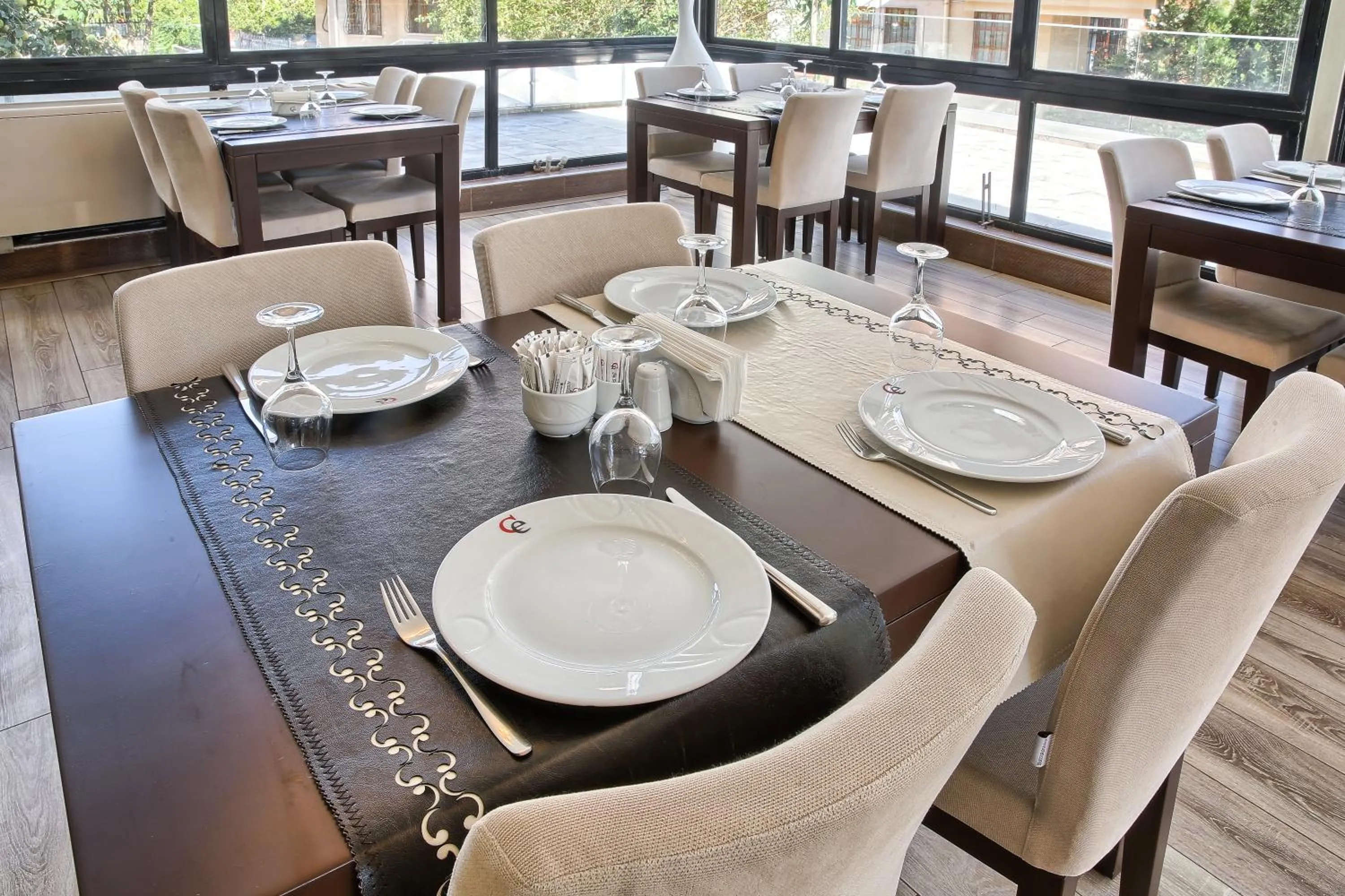 Restaurant/places to eat in City Hotel Residence