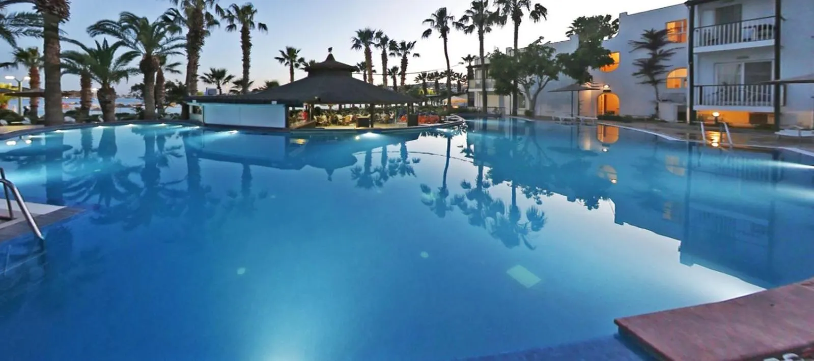 Swimming pool in Parkim Ayaz Hotel