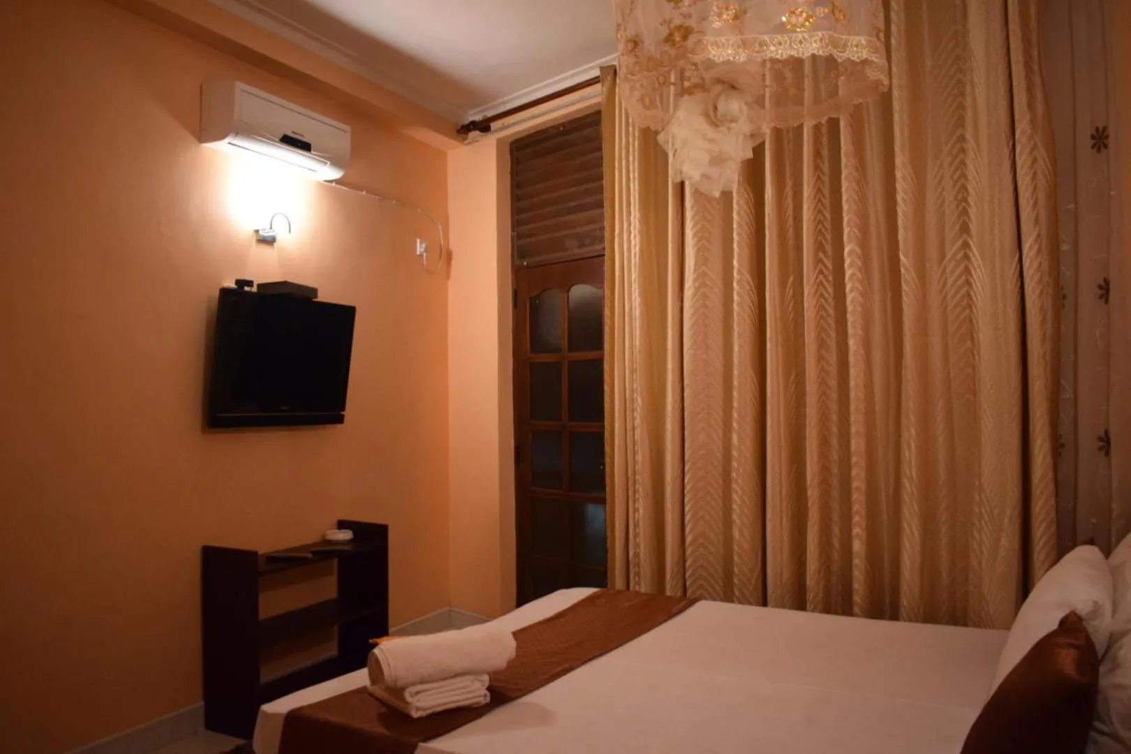 Communal lounge/ TV room, Bed in Grand Resort