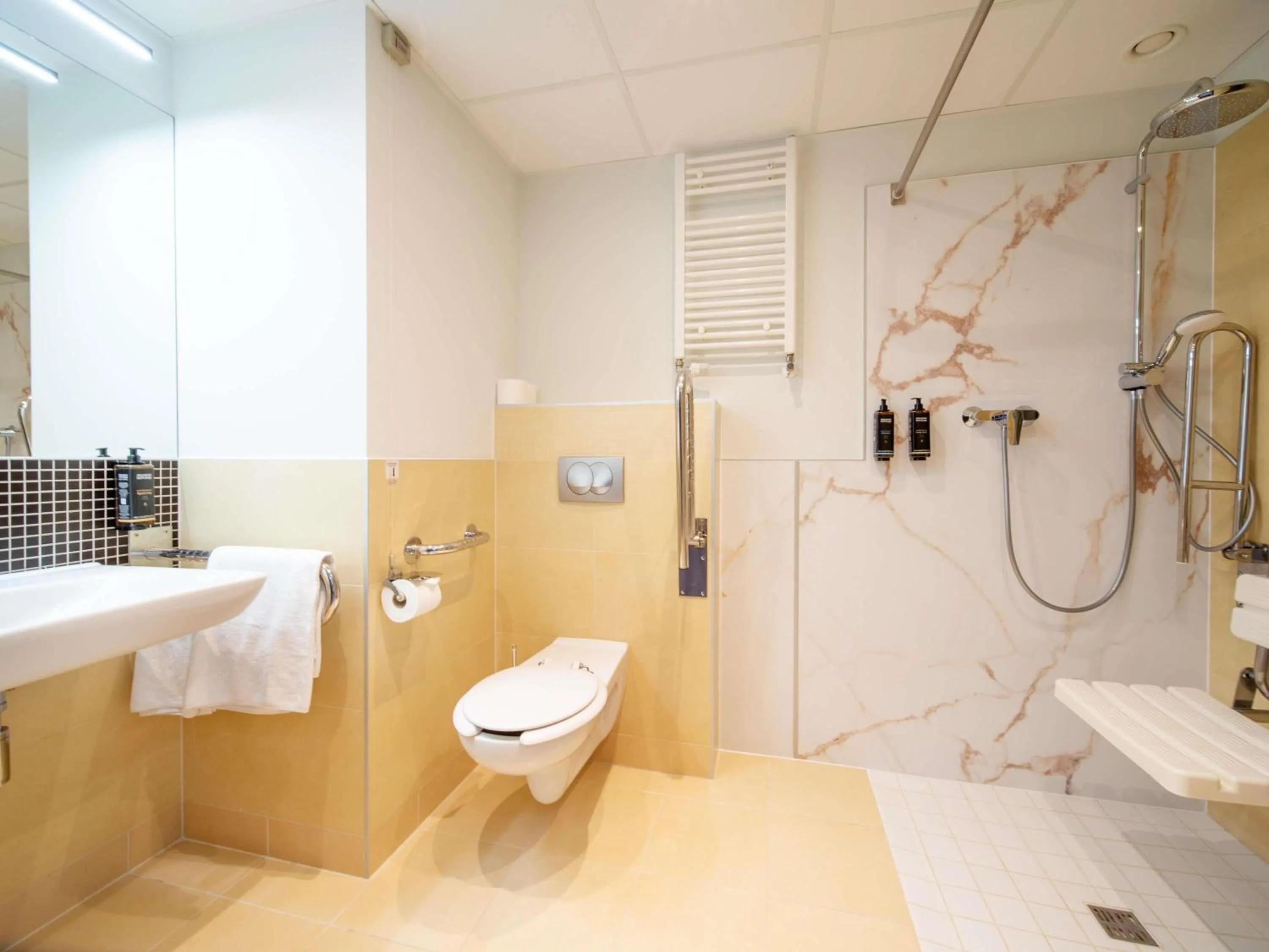 Bedroom in Mercure Warszawa Airport