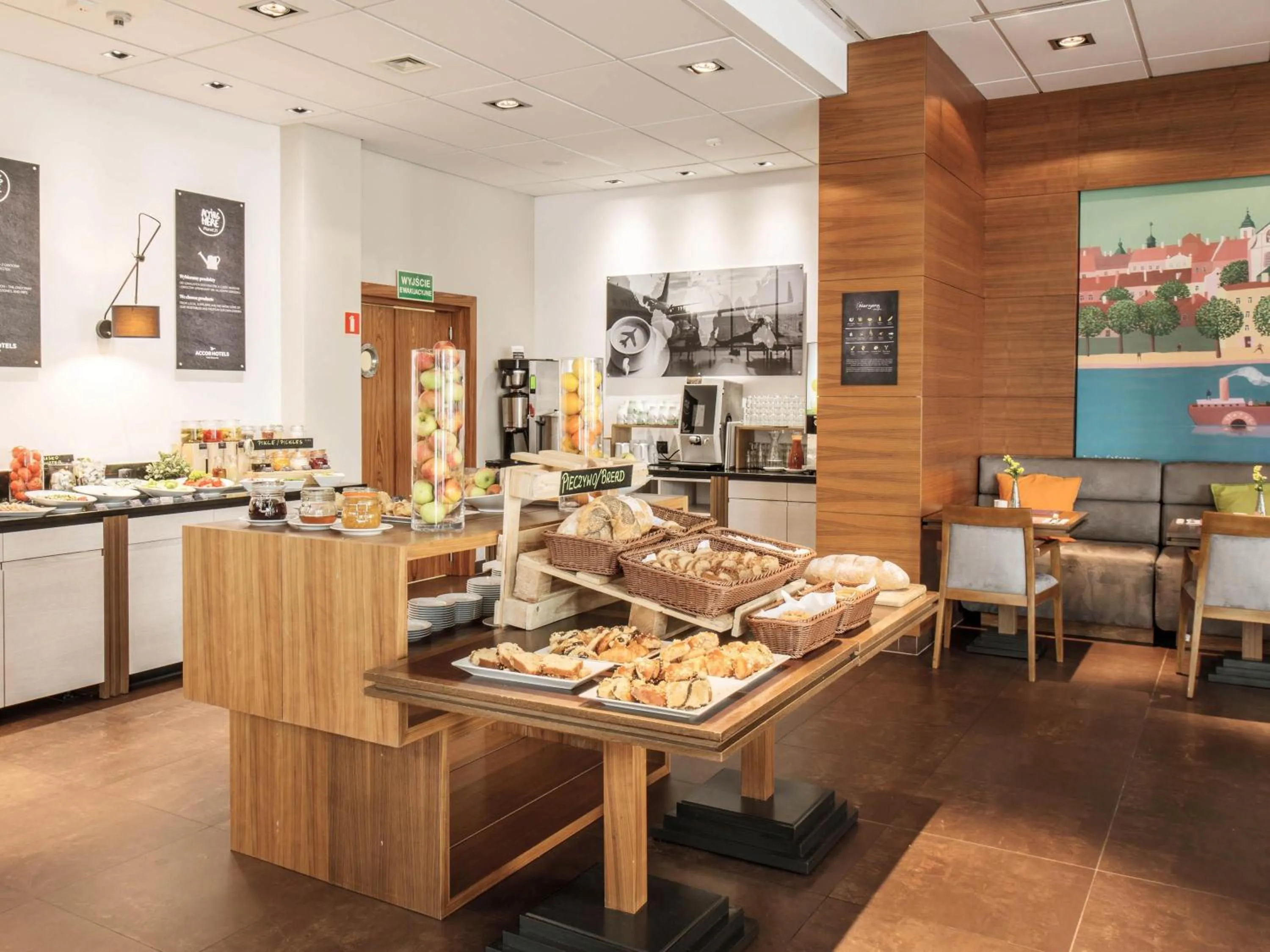 Restaurant/places to eat in Mercure Warszawa Airport