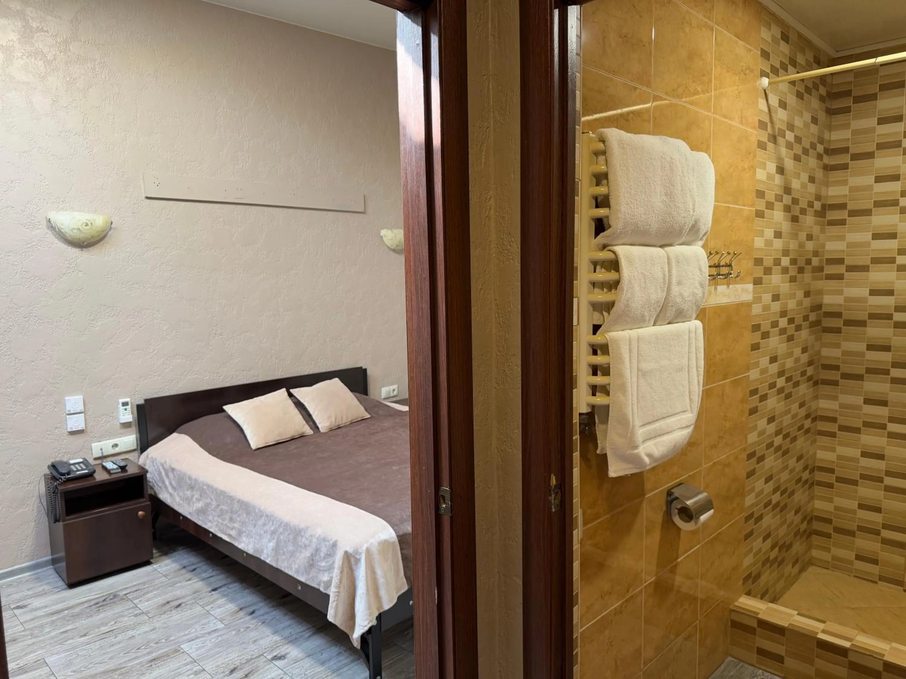 Shower, Bed in Hotel Fortuna
