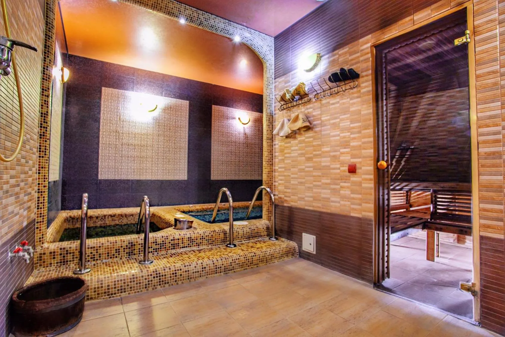 Shower, Bed in Hotel Fortuna