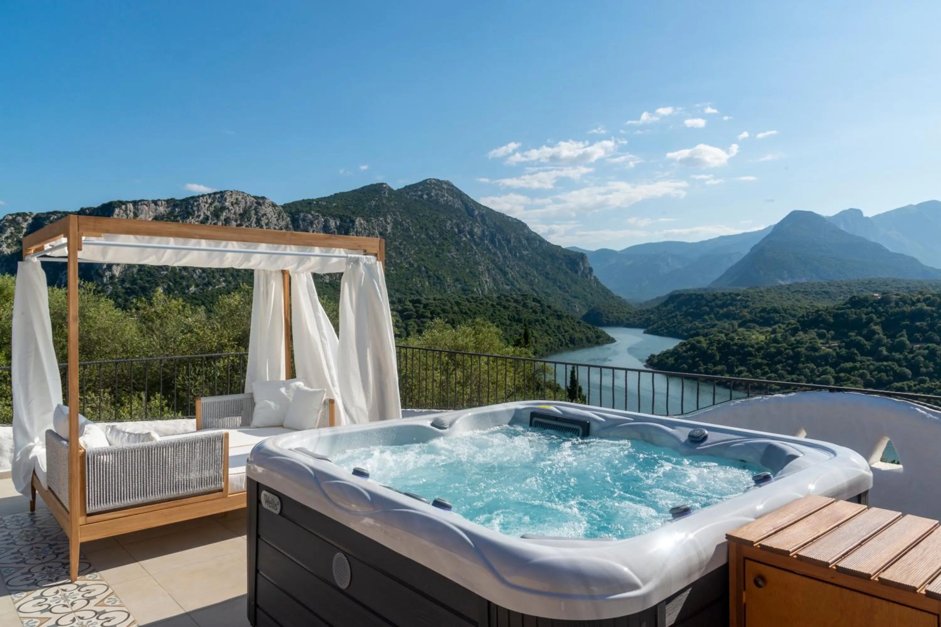 Hot Tub in Hotel Villa Cedrino