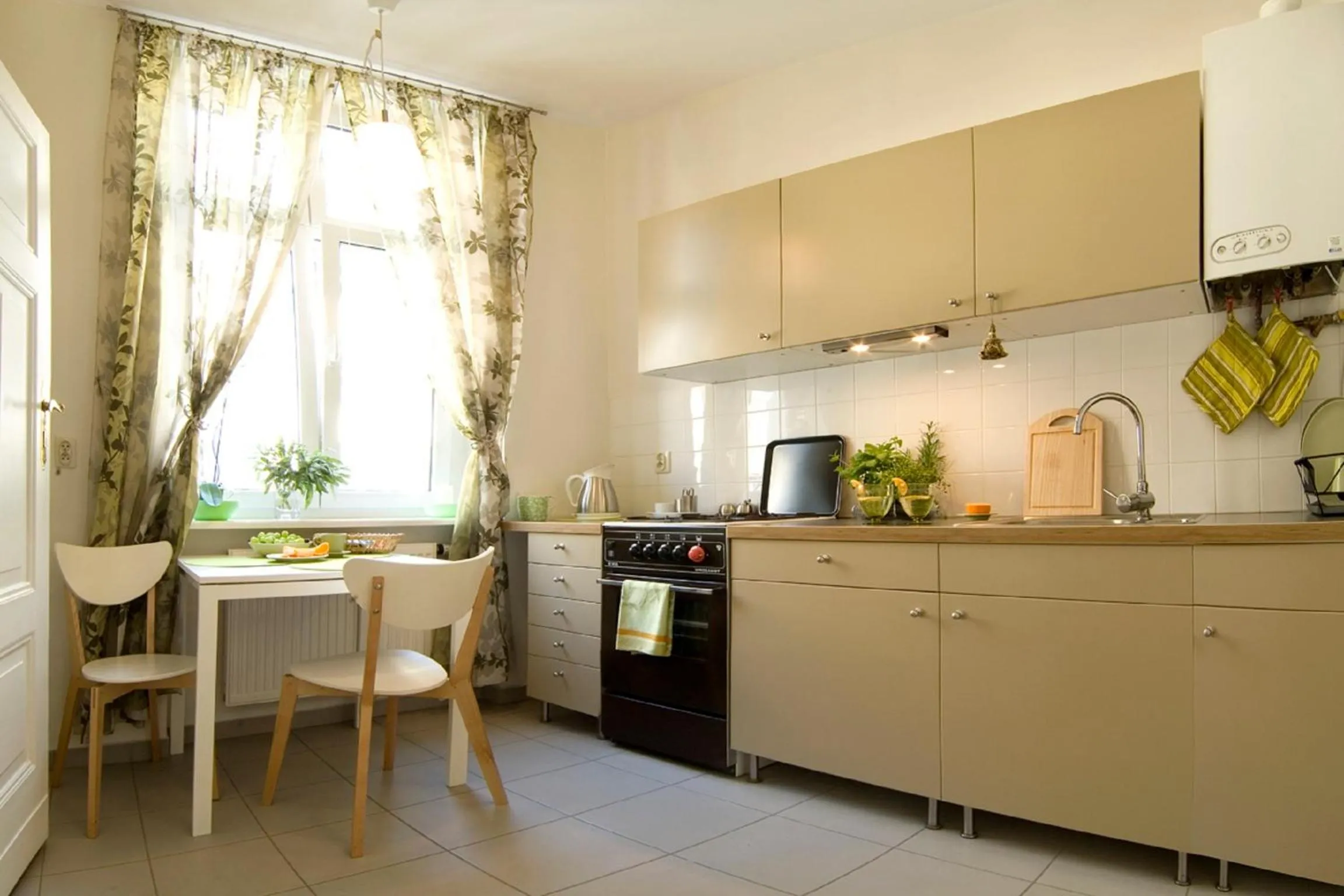 Kitchen or kitchenette in Apartamenty Pomarańczarnia