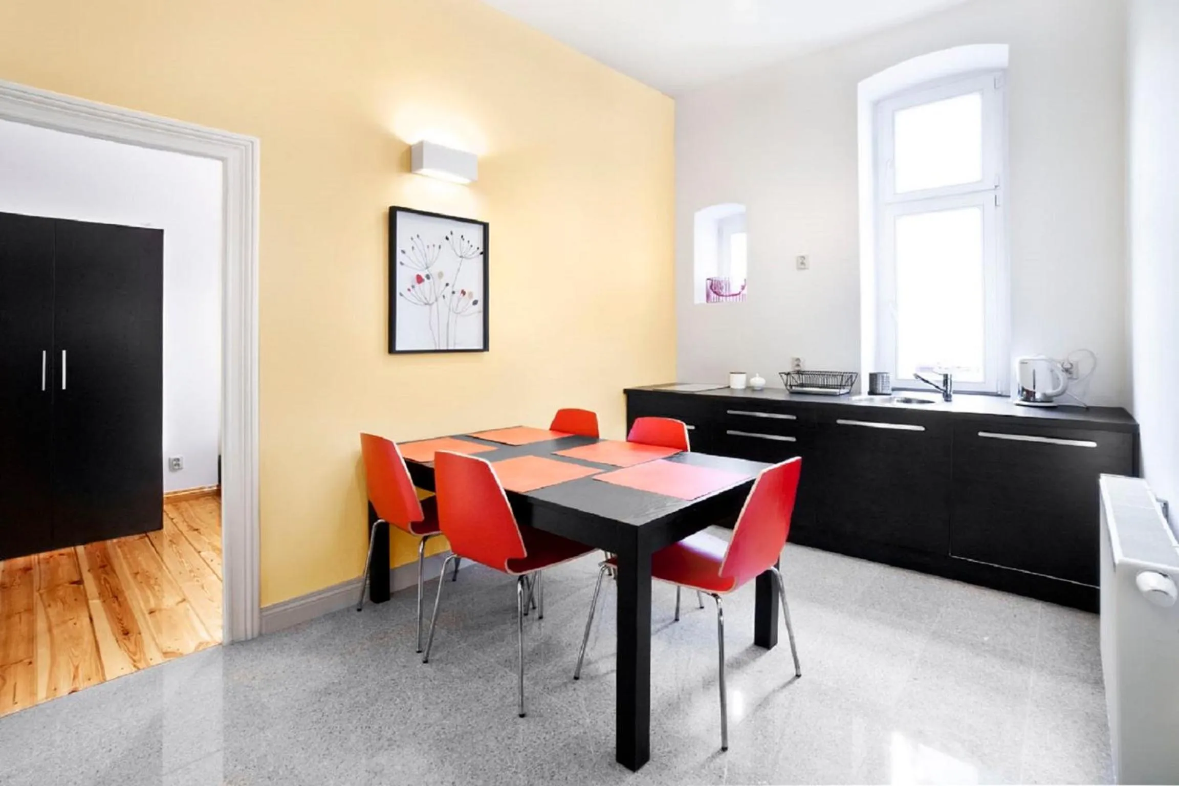 Kitchen or kitchenette in Apartamenty Pomarańczarnia