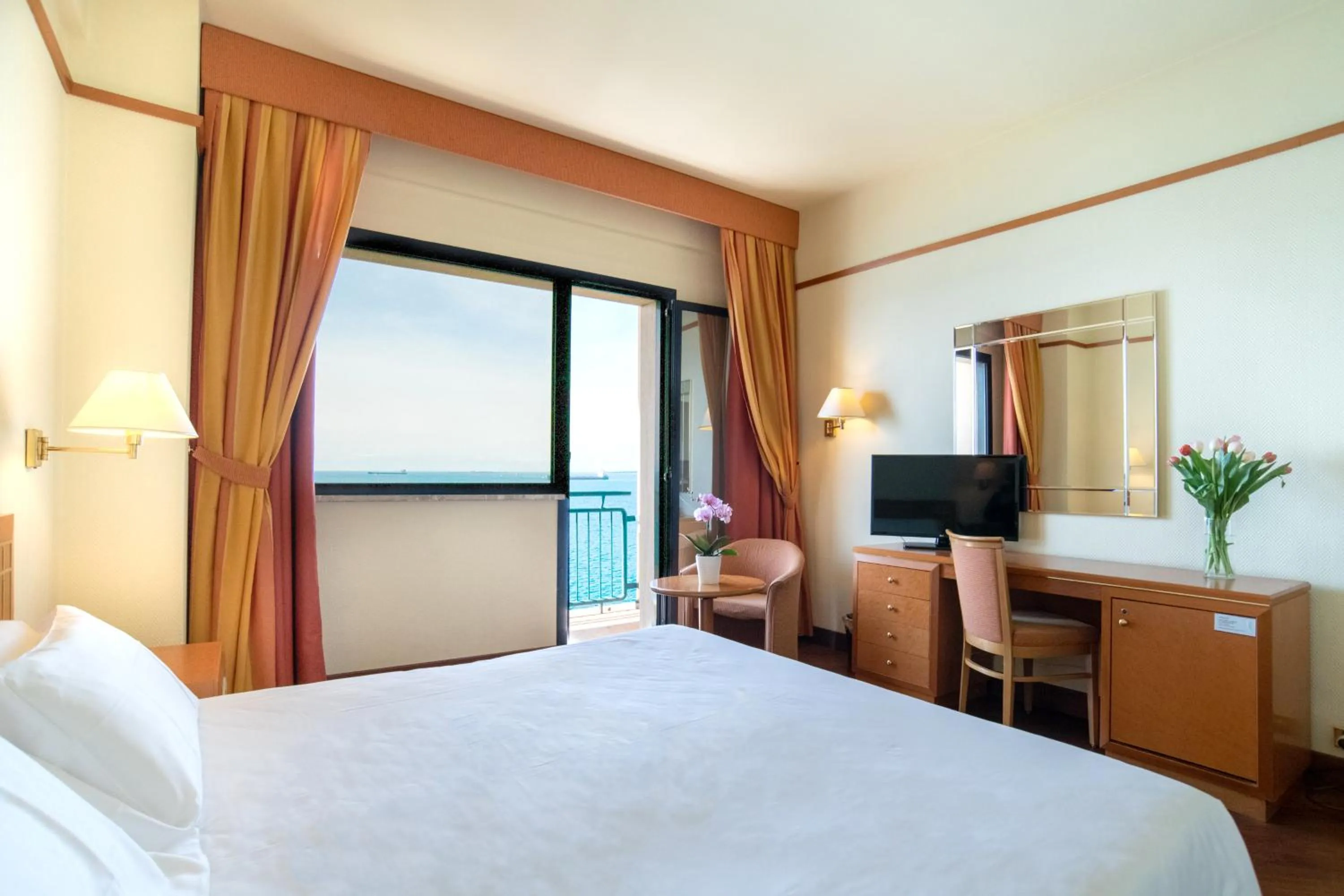 TV and multimedia, Bed in Hotel Delfino Taranto