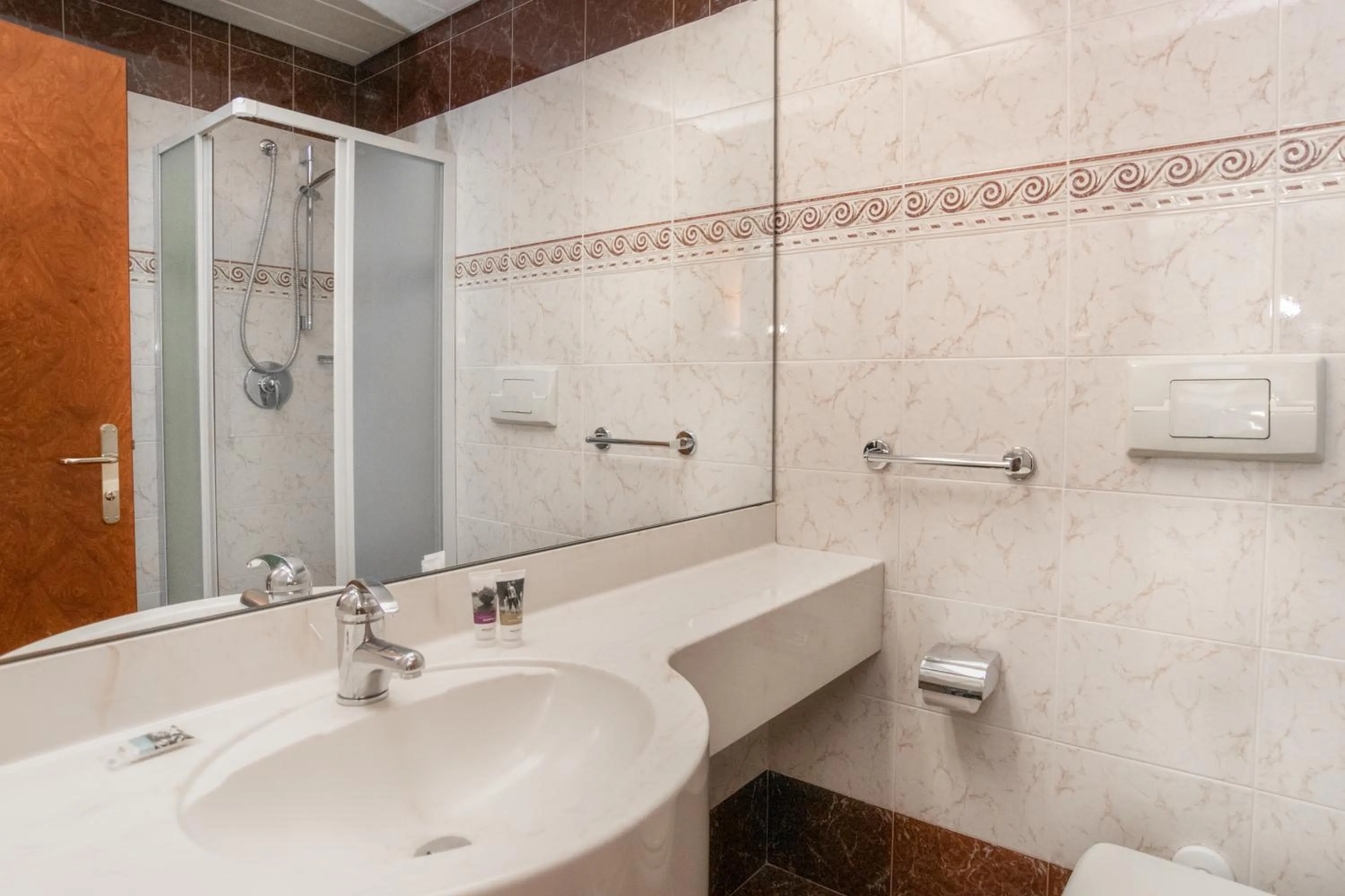 Toilet in Hotel Delfino Taranto