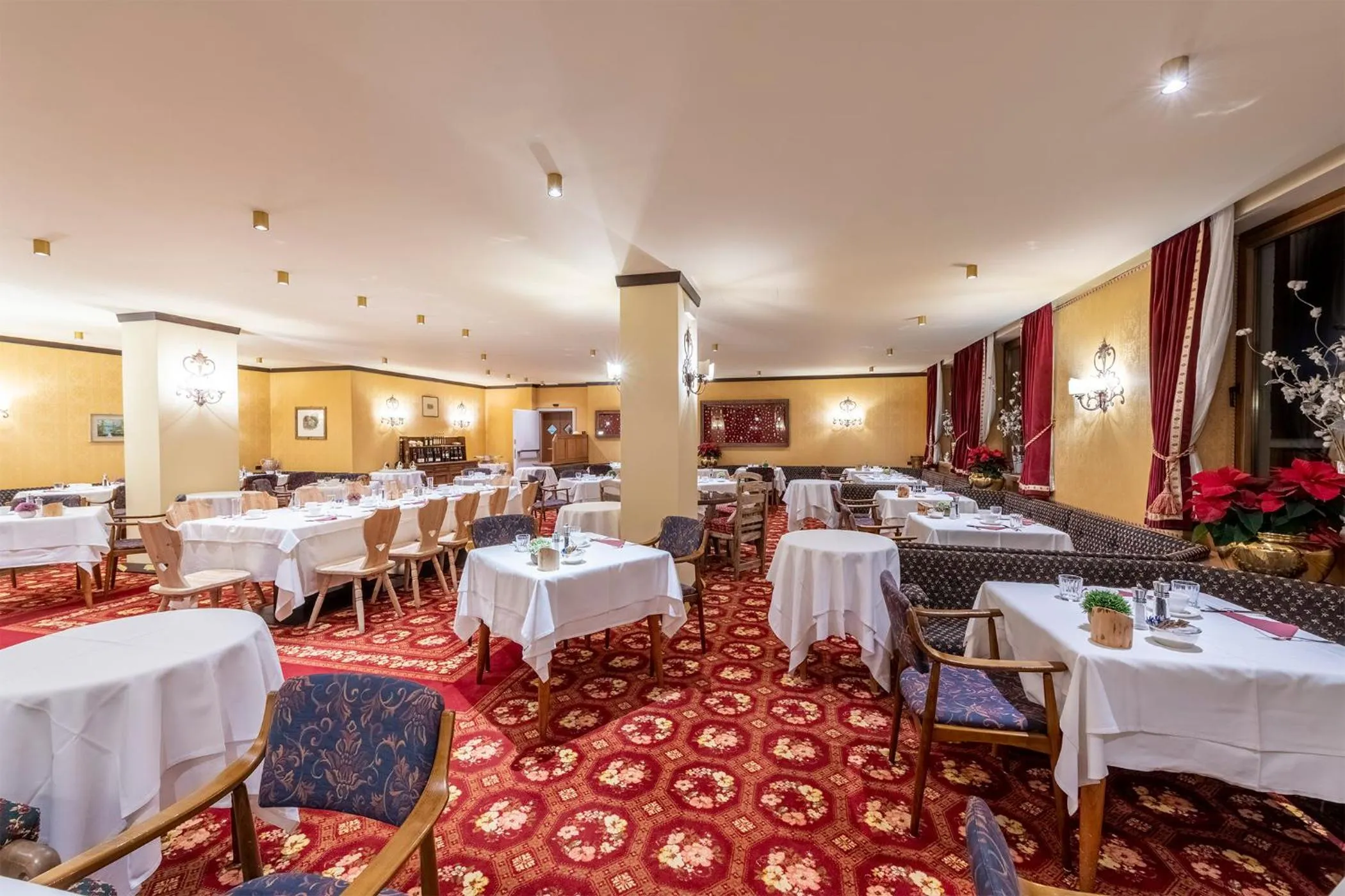 Restaurant/Places to Eat in Hotel Sochers Club