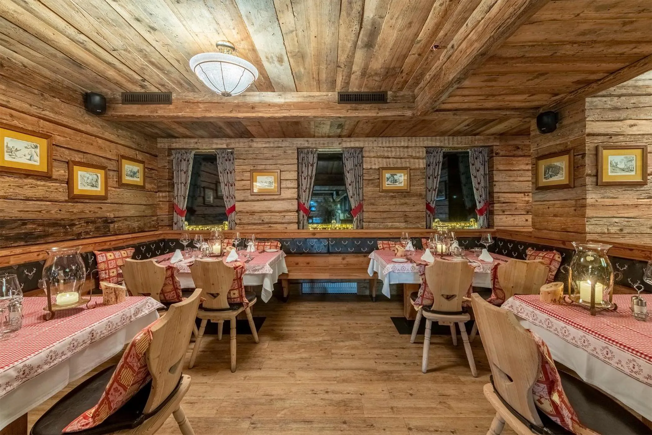 Restaurant/Places to Eat in Hotel Sochers Club