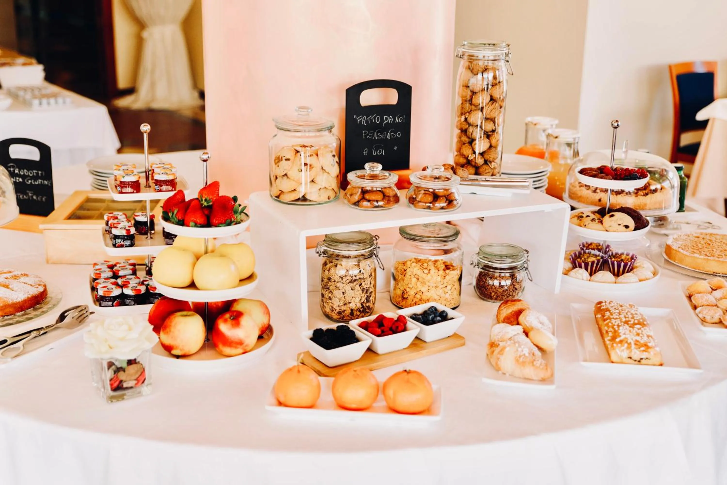 Breakfast in Hotel Le Grotte