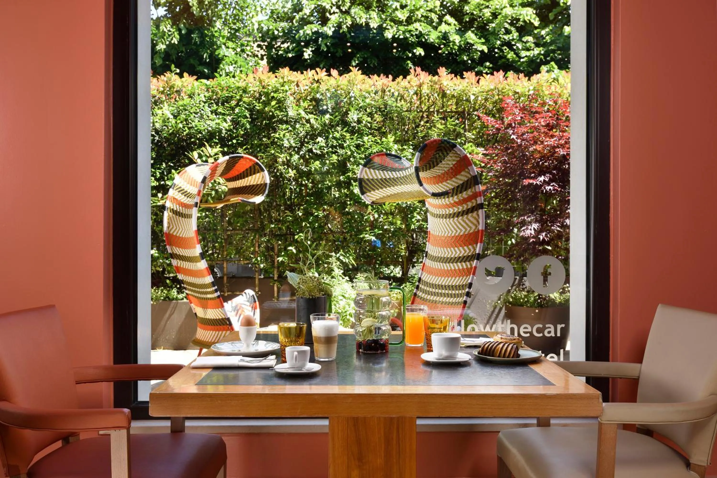 Restaurant/places to eat in Milan Suite Hotel