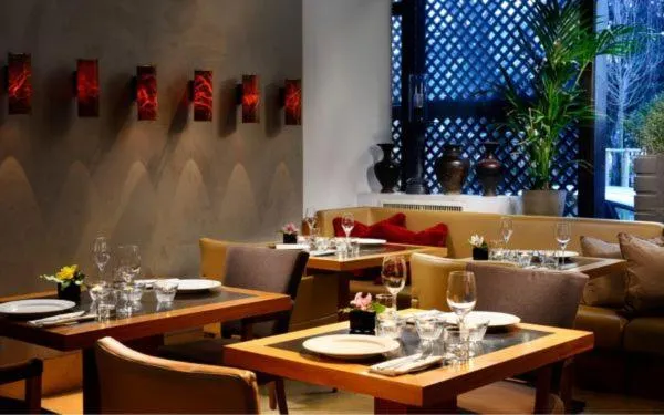Restaurant/places to eat in Milan Suite Hotel