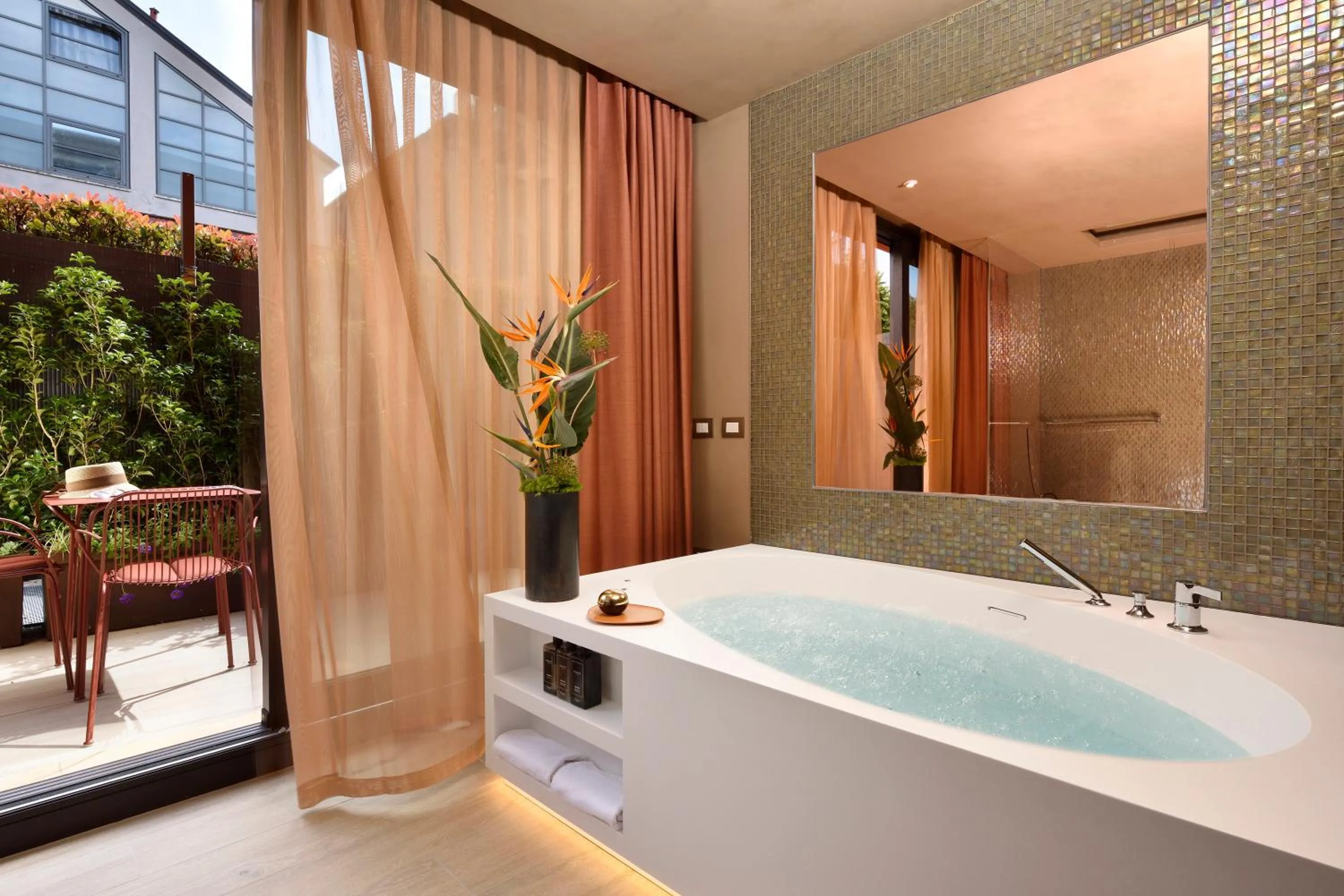 Hot Tub in Milan Suite Hotel