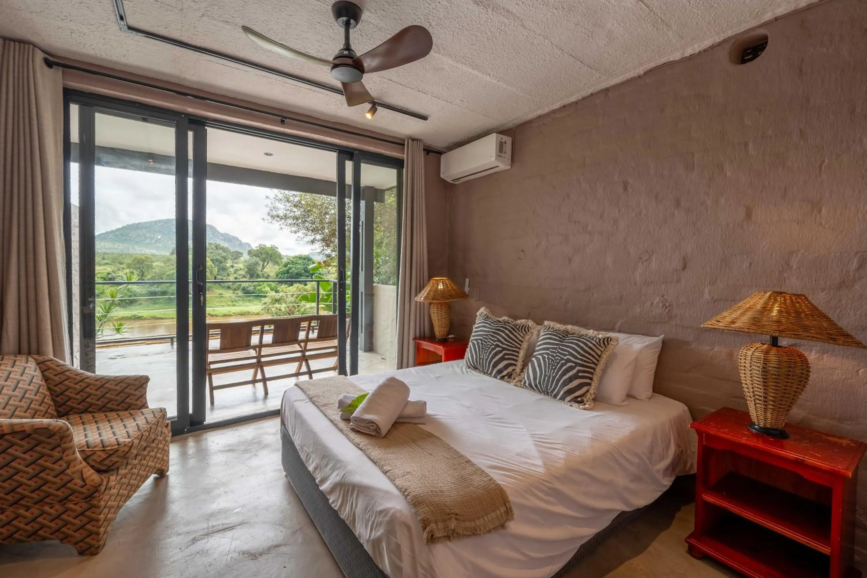 River view, Bed in River House Lodge