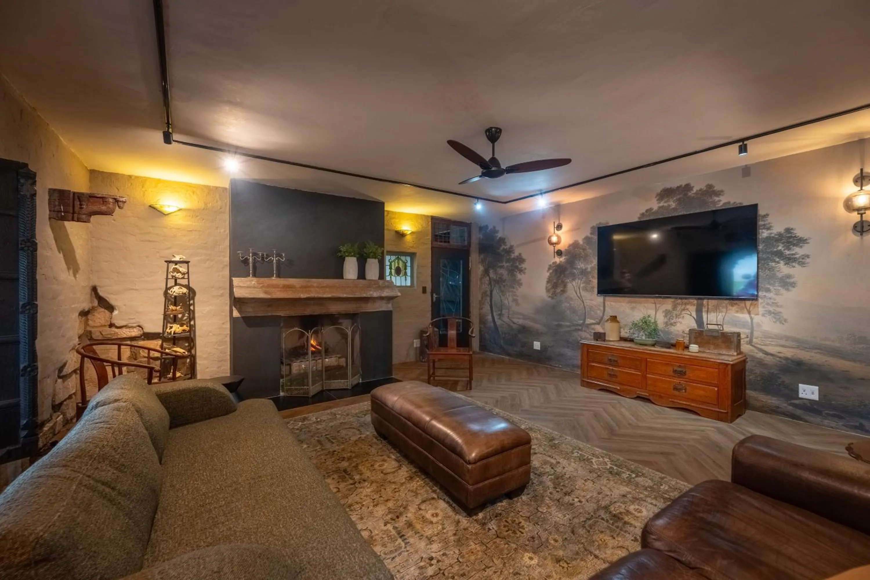 Communal lounge/ TV room in River House Lodge