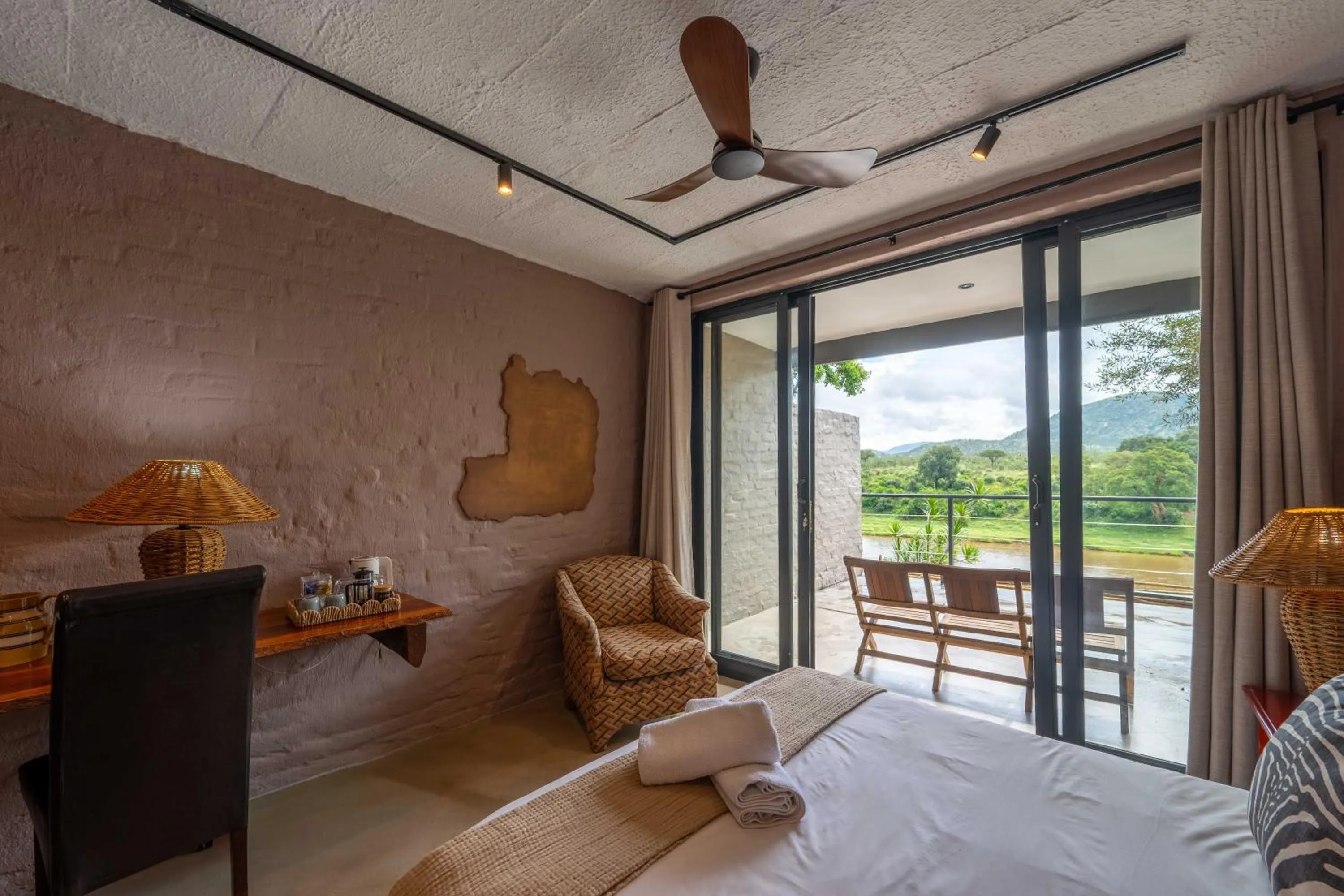 Bedroom, Bed in River House Lodge