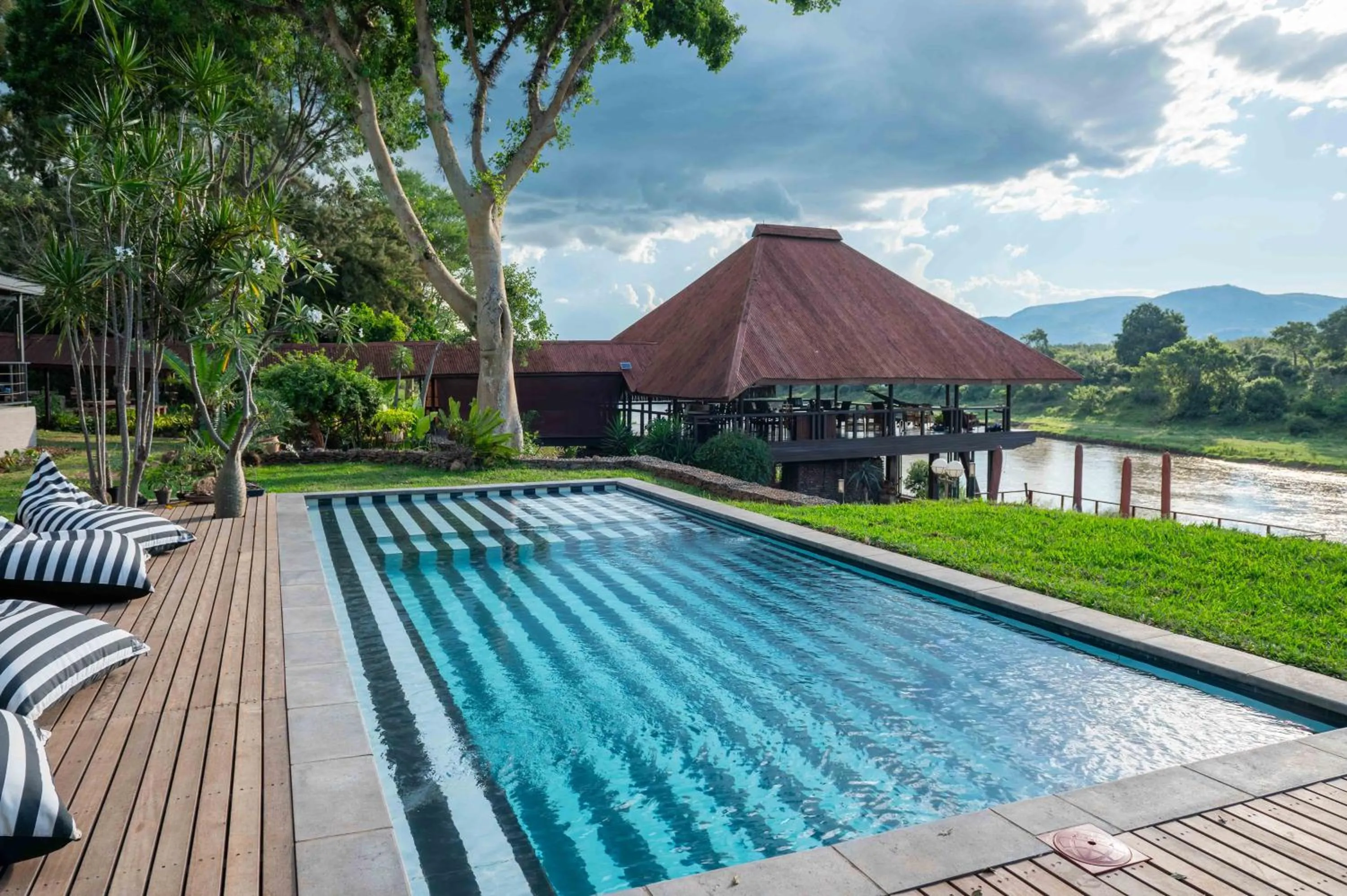 Swimming pool in River House Lodge