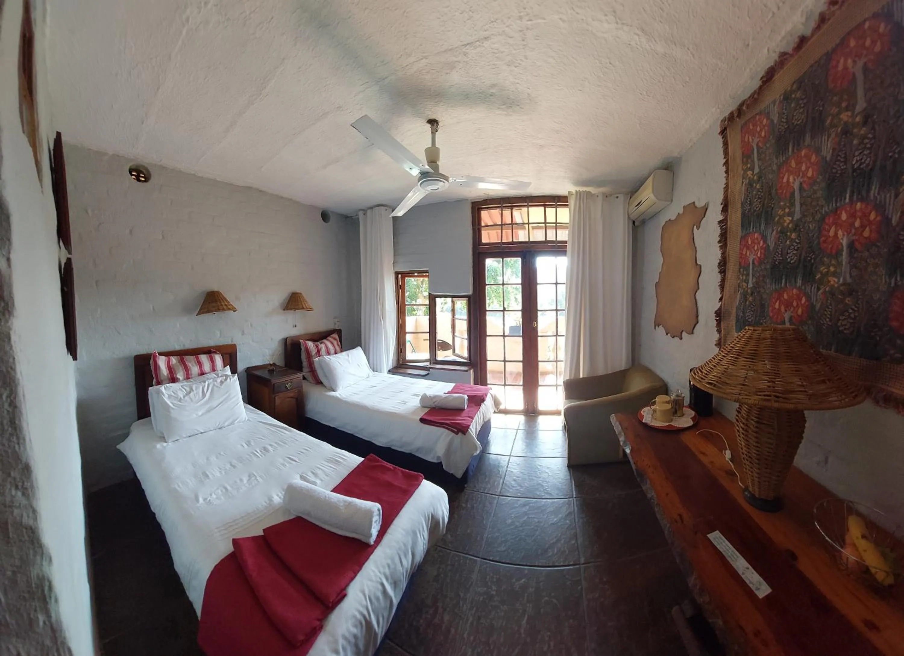 Bed in River House Lodge