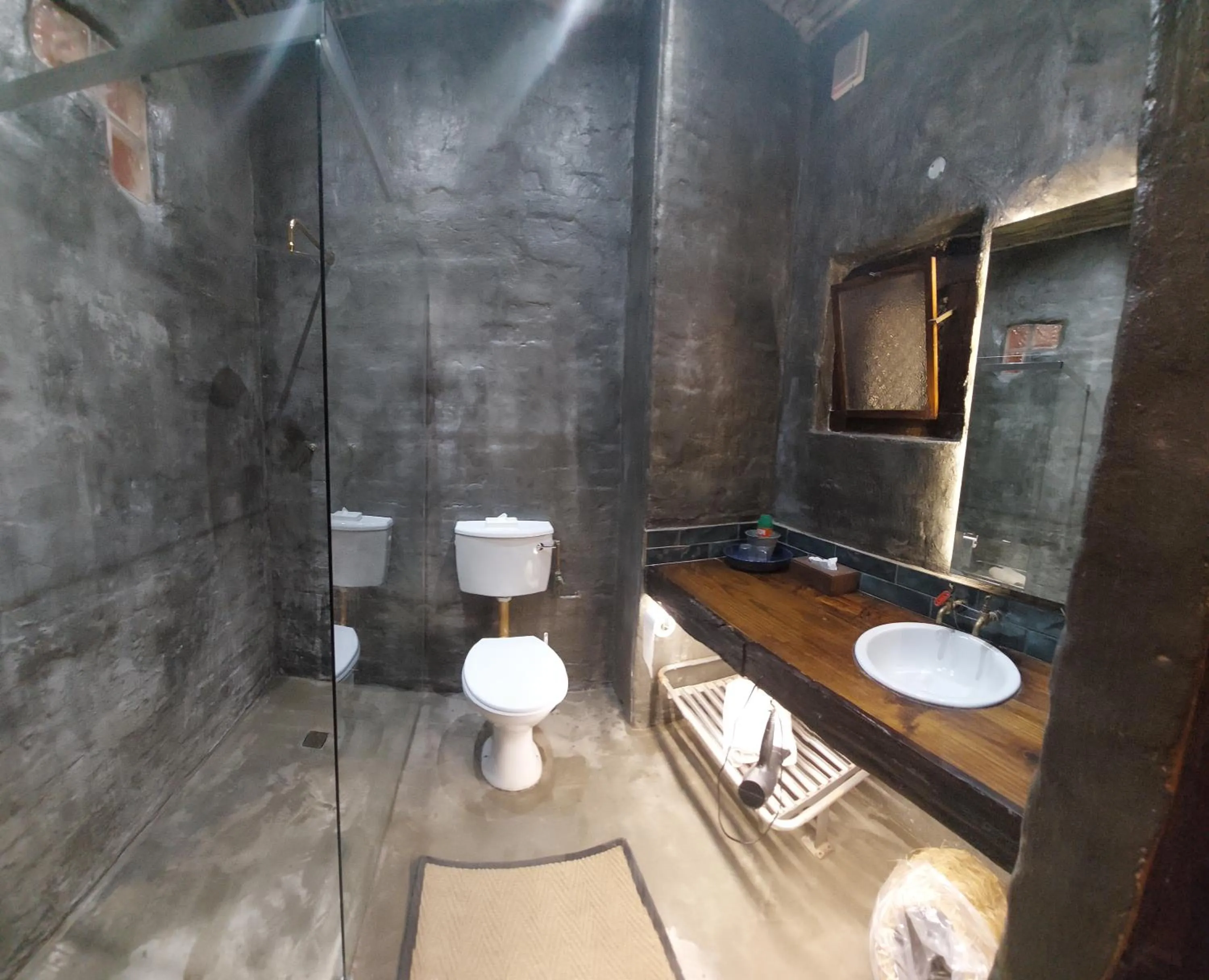 Shower in River House Lodge