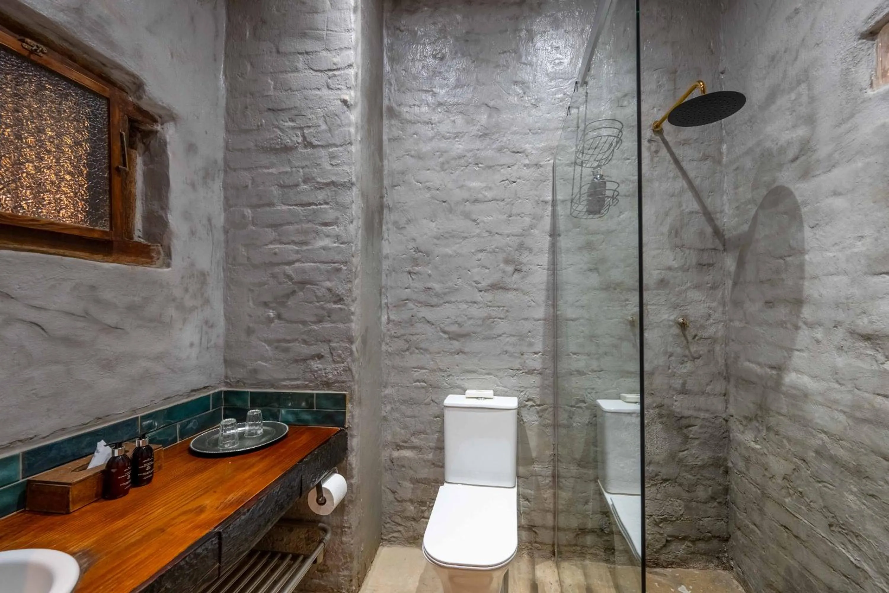 Shower in River House Lodge