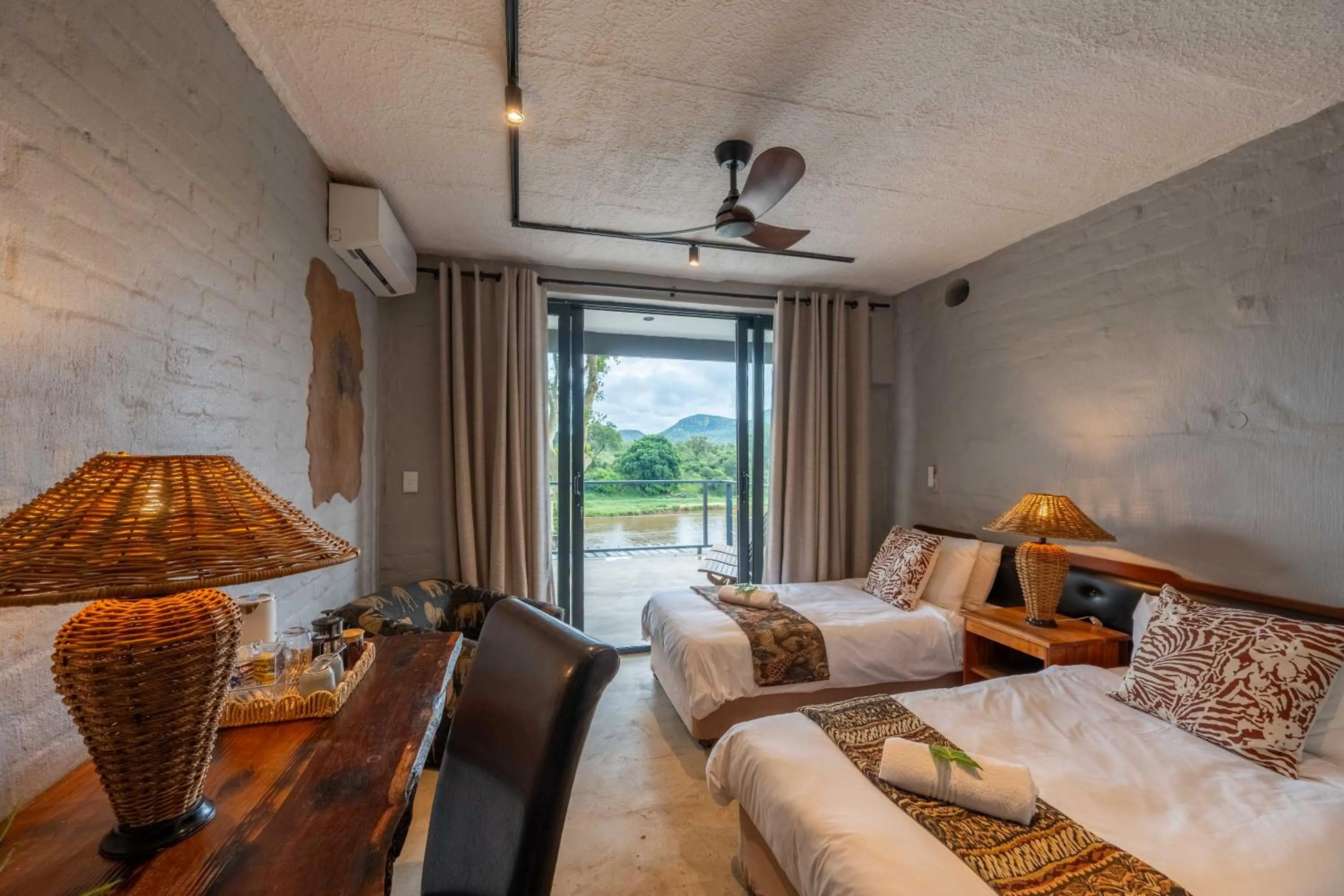 Photo of the whole room, Bed in River House Lodge