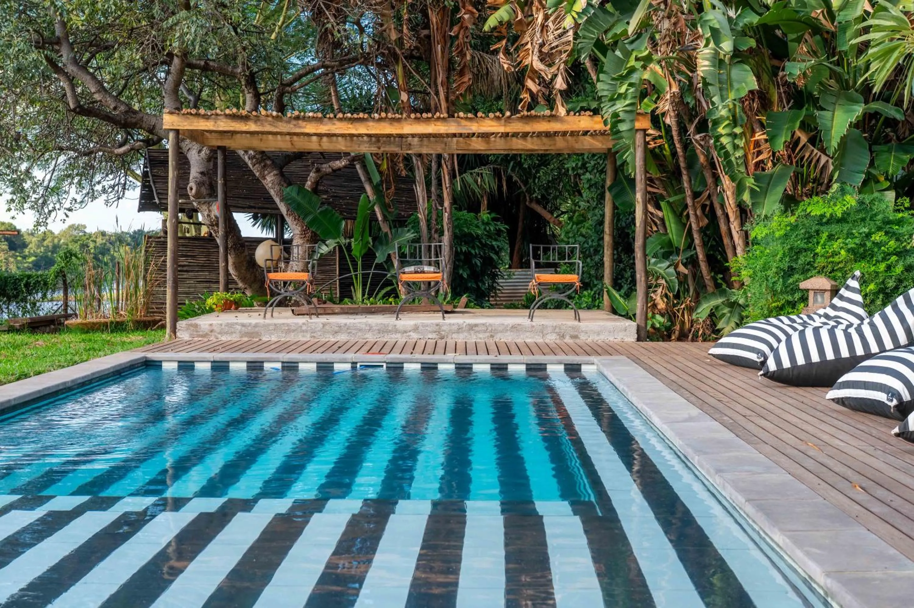 Swimming pool in River House Lodge
