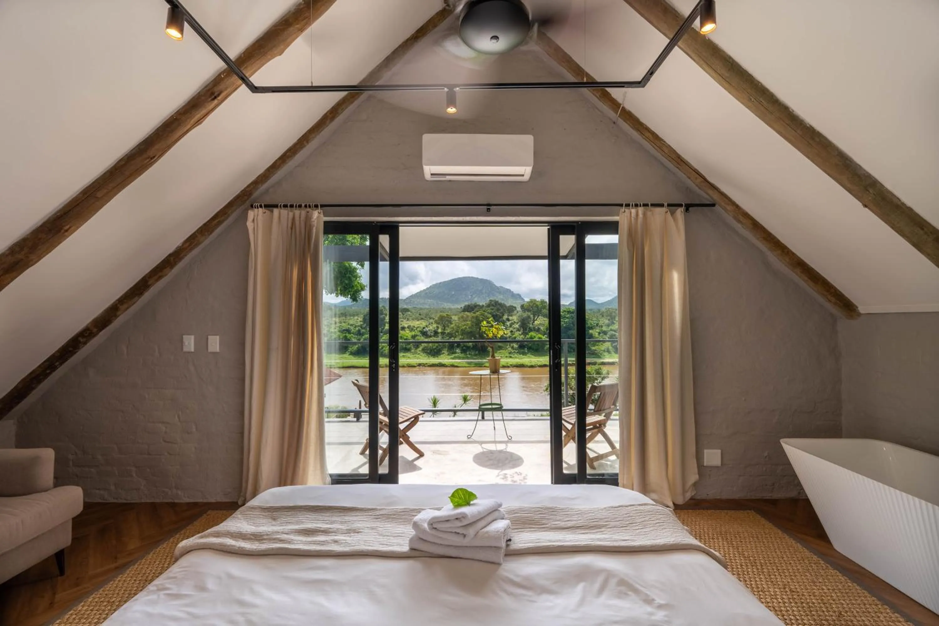 Bedroom, Bed in River House Lodge