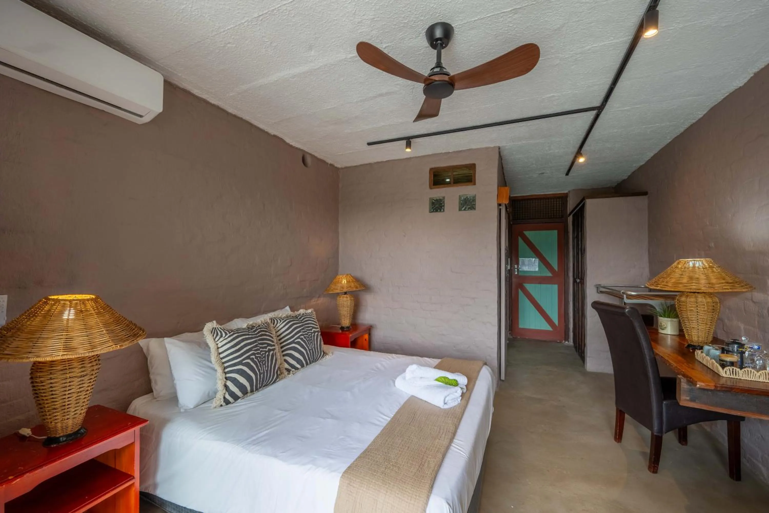 Bedroom, Bed in River House Lodge