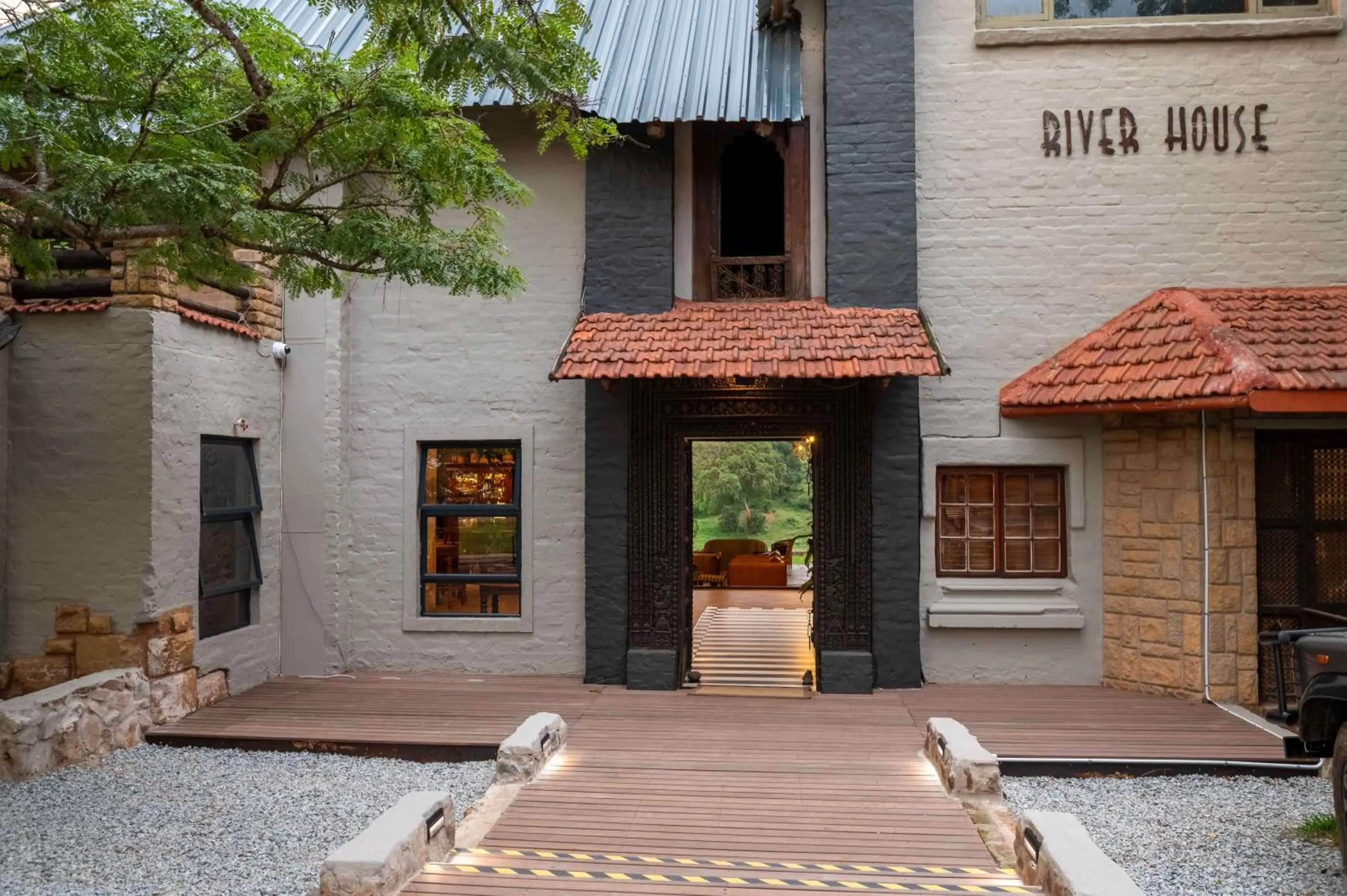 Facade/entrance in River House Lodge
