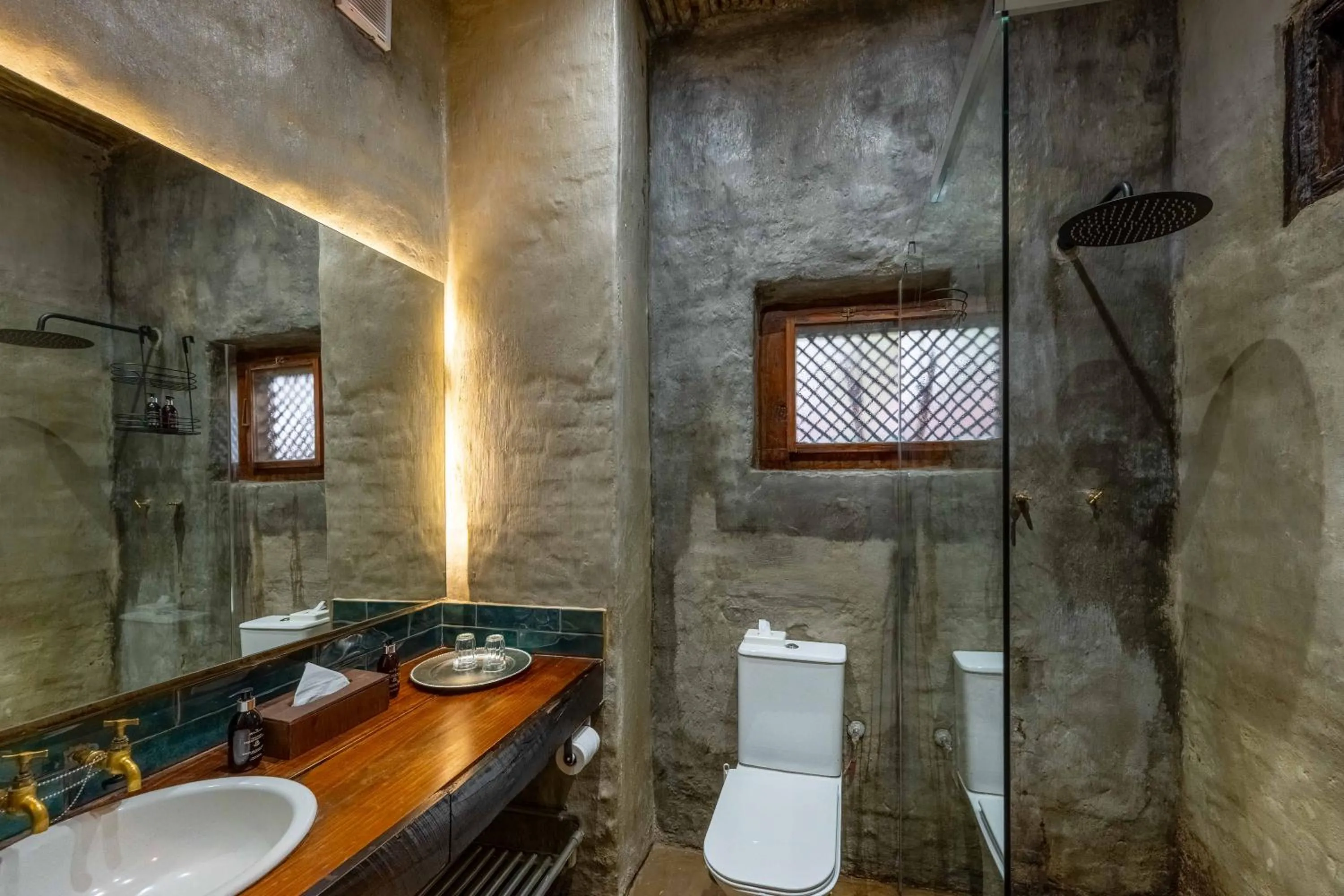 Shower in River House Lodge