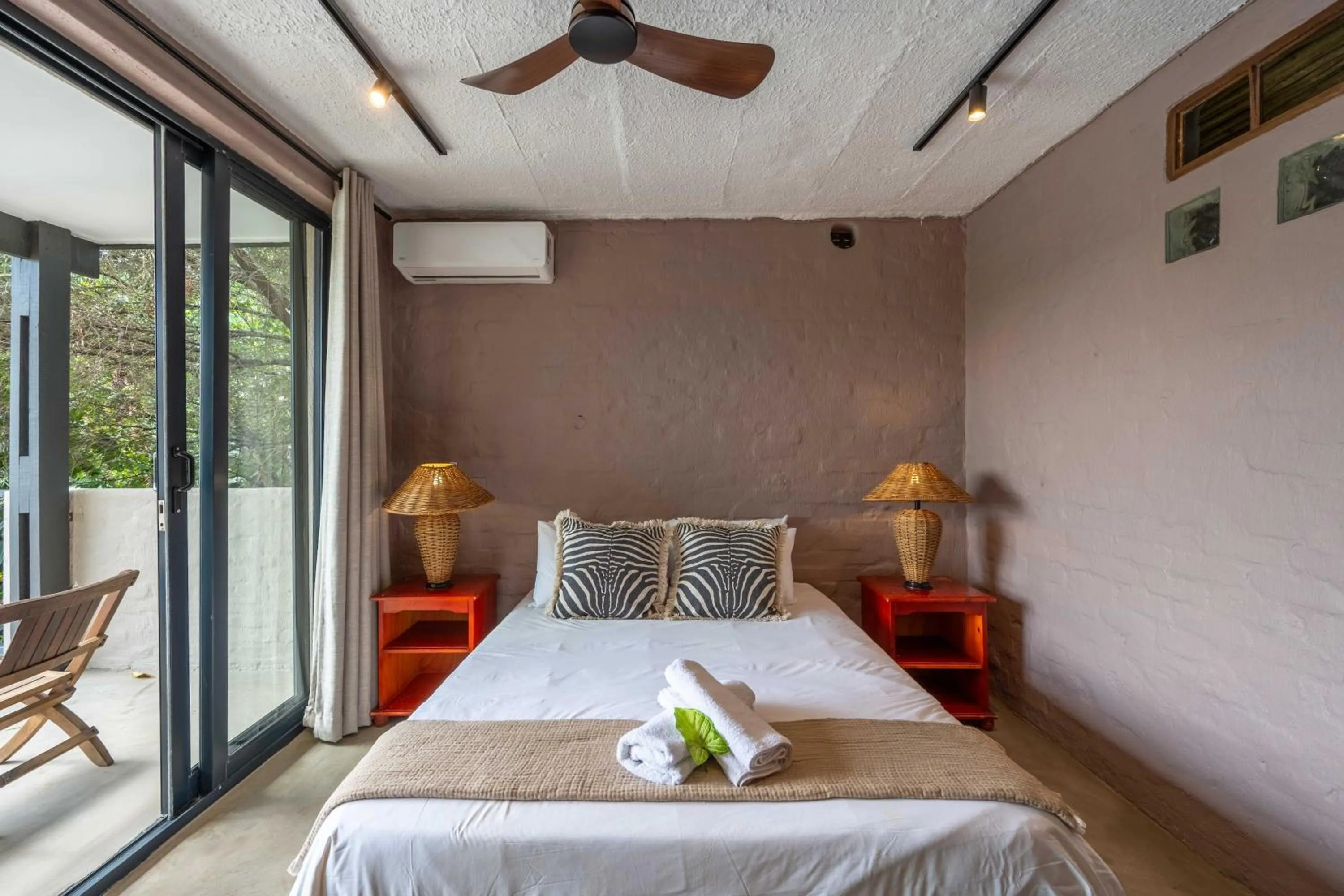 Bed in River House Lodge
