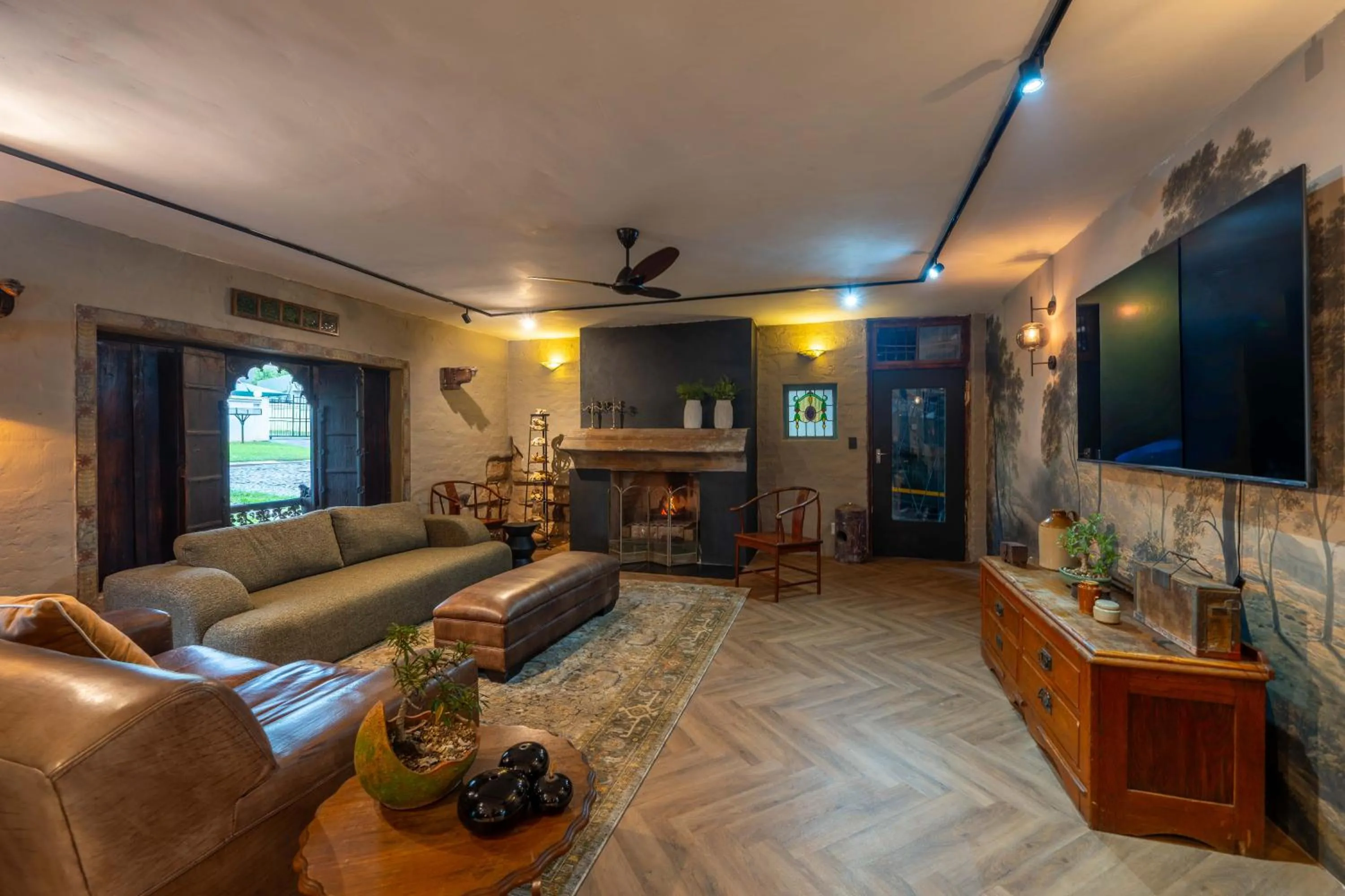 Communal lounge/ TV room in River House Lodge