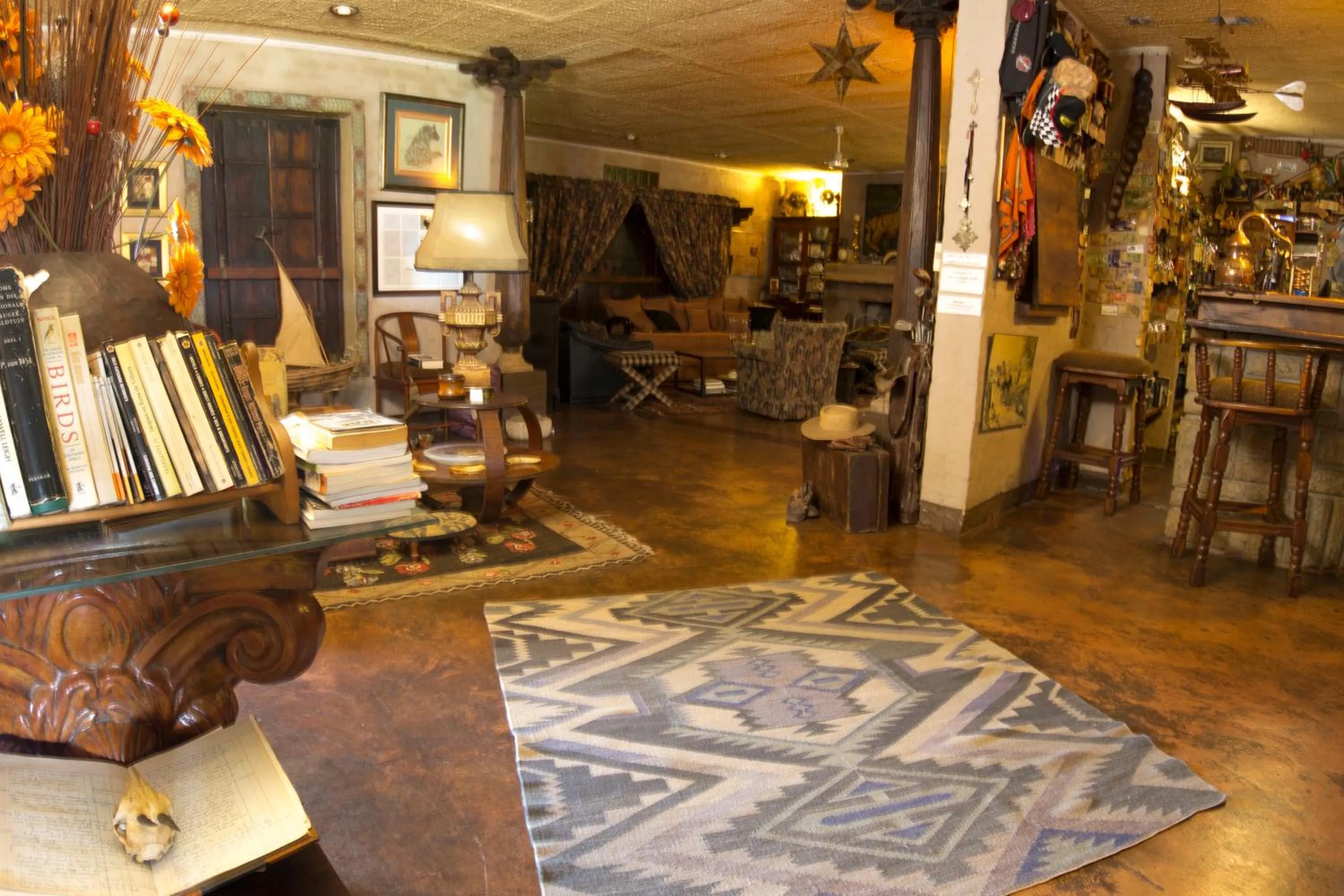 Communal lounge/ TV room in River House Lodge