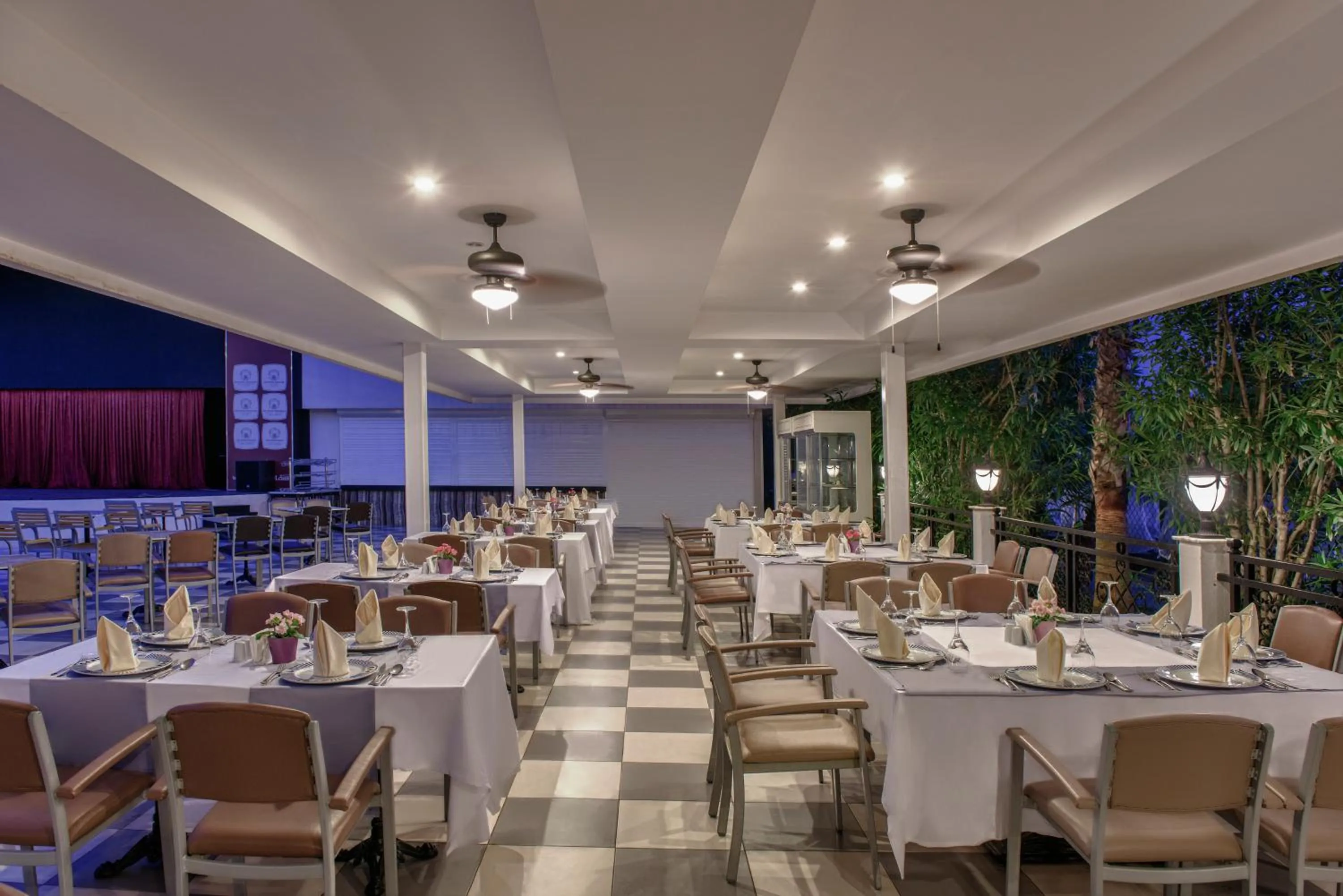 Restaurant/places to eat in Botanik Hotel