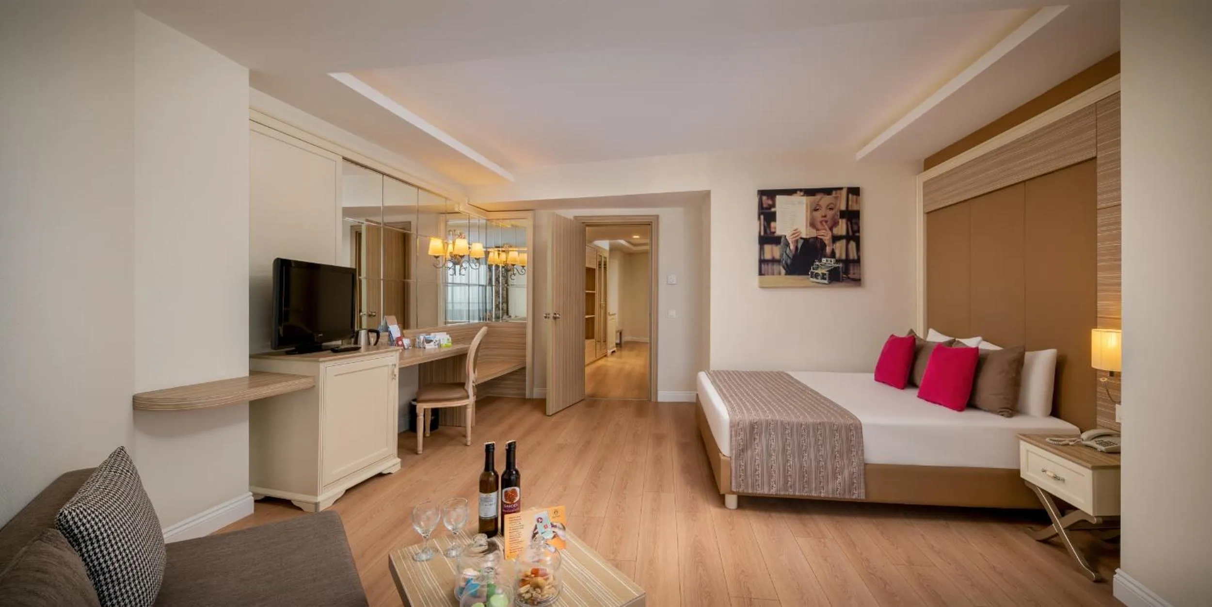 Photo of the whole room in Delphin Deluxe Resort