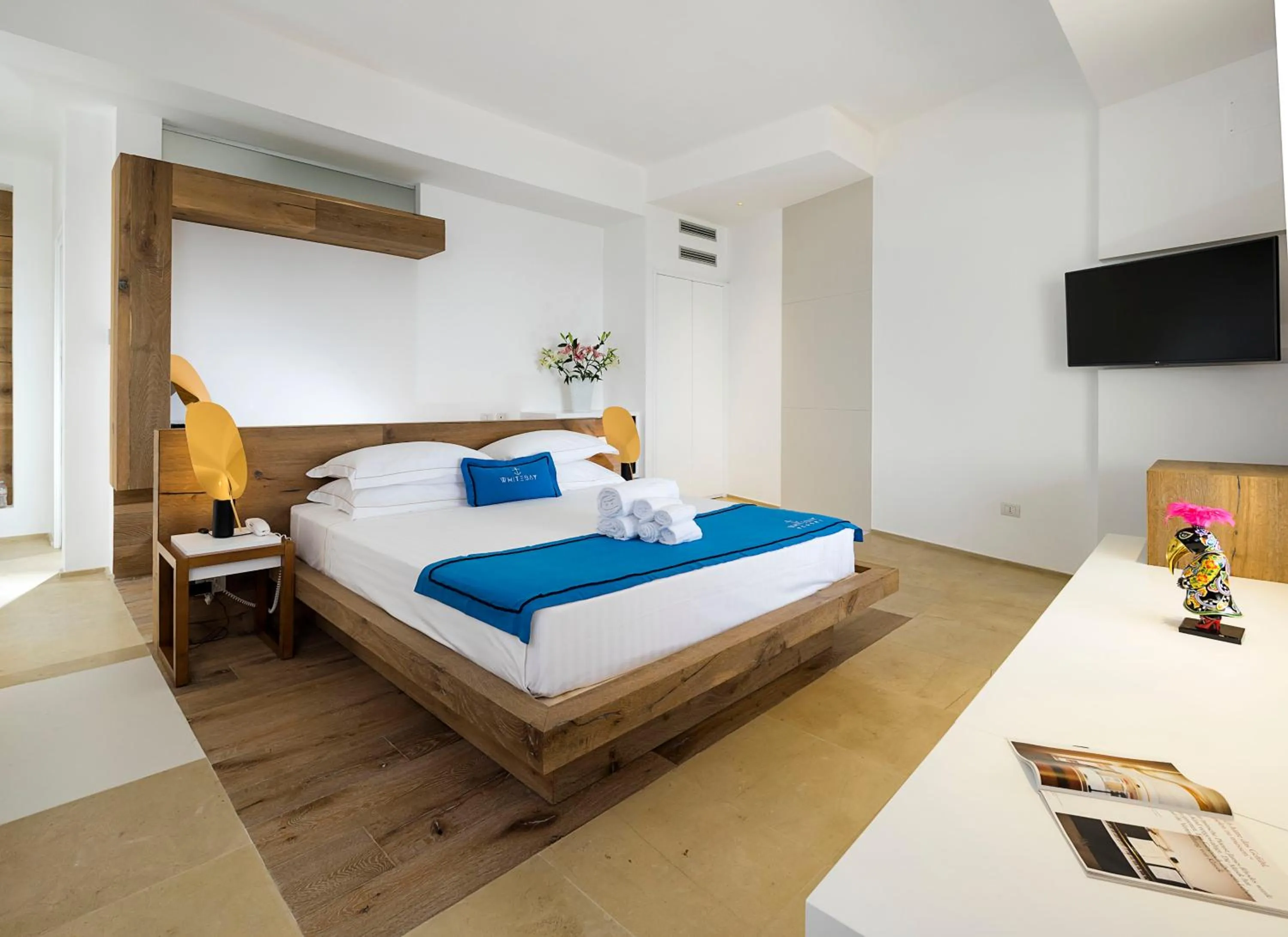 Photo of the whole room, Bed in White Bay