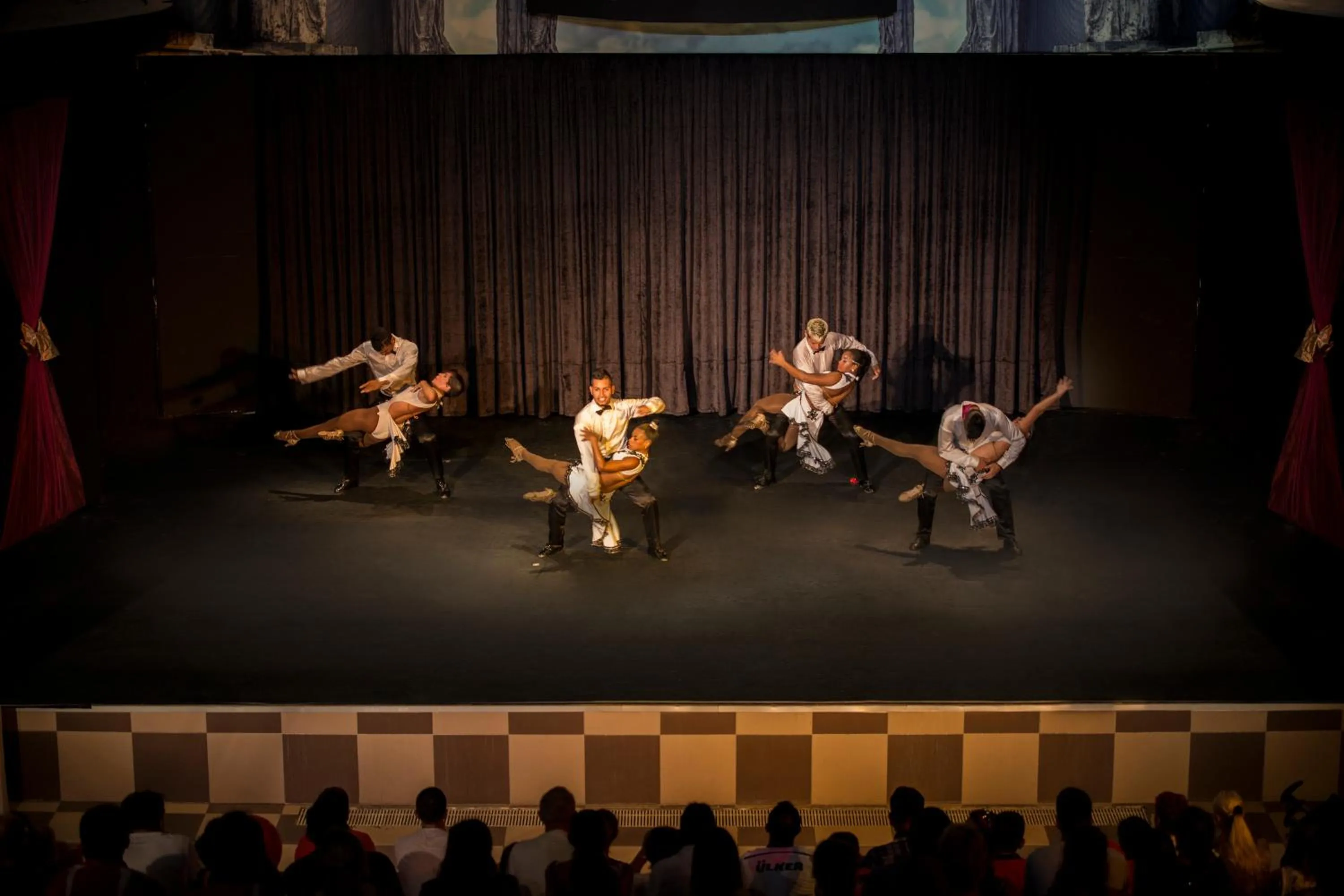 Evening entertainment in Delphin Diva Premiere