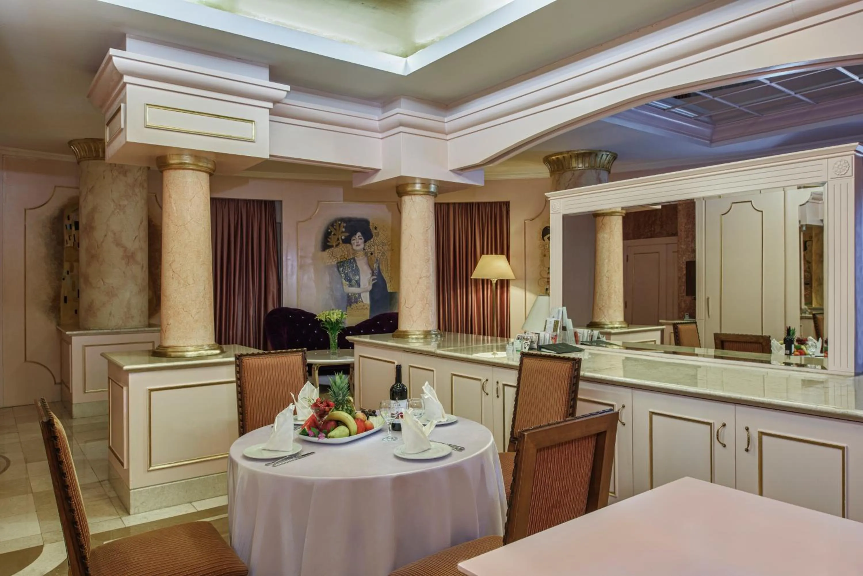 Decorative detail in Delphin Diva Premiere