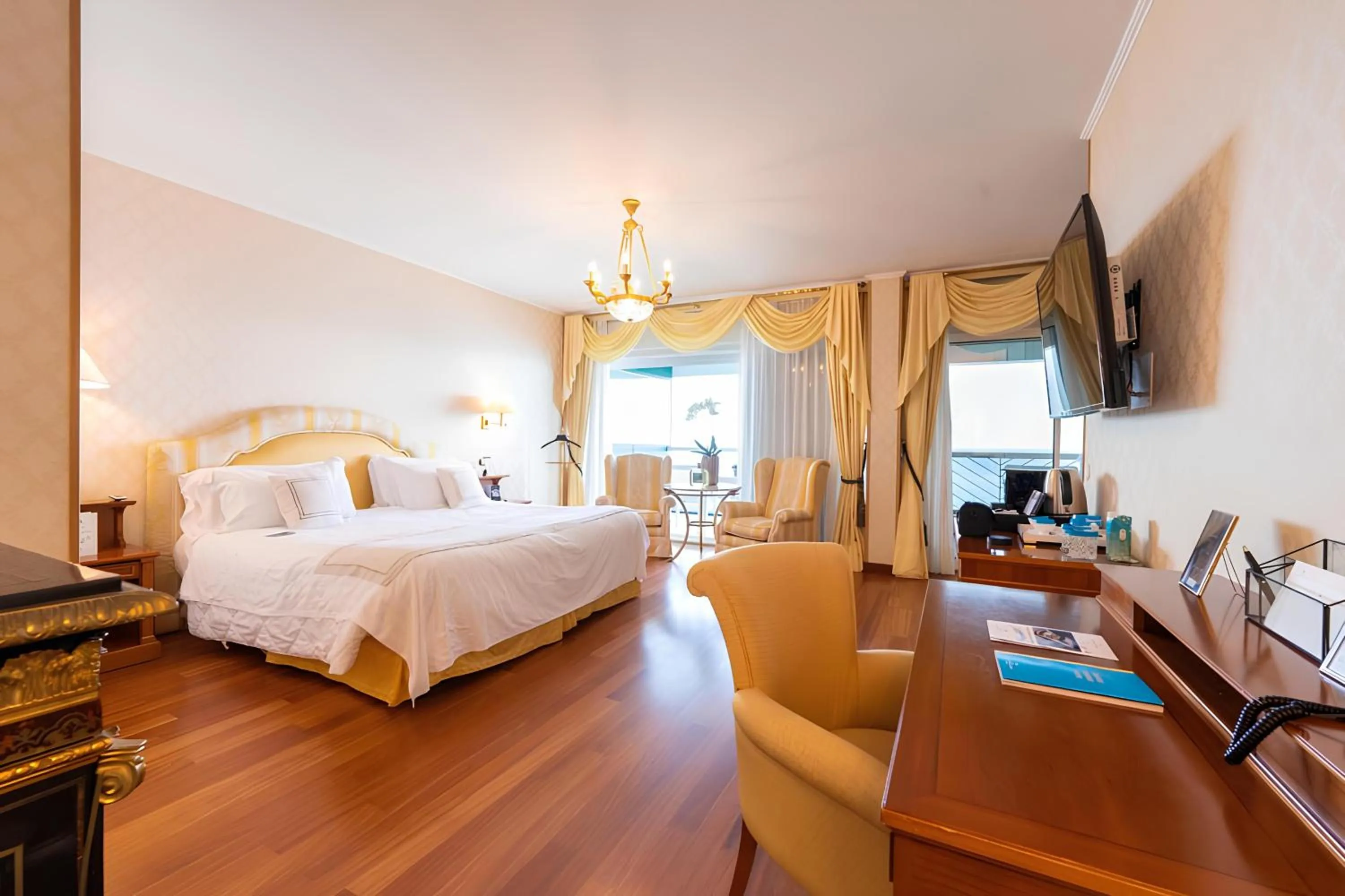 Bed in Grand Hotel Del Mare Resort & Spa