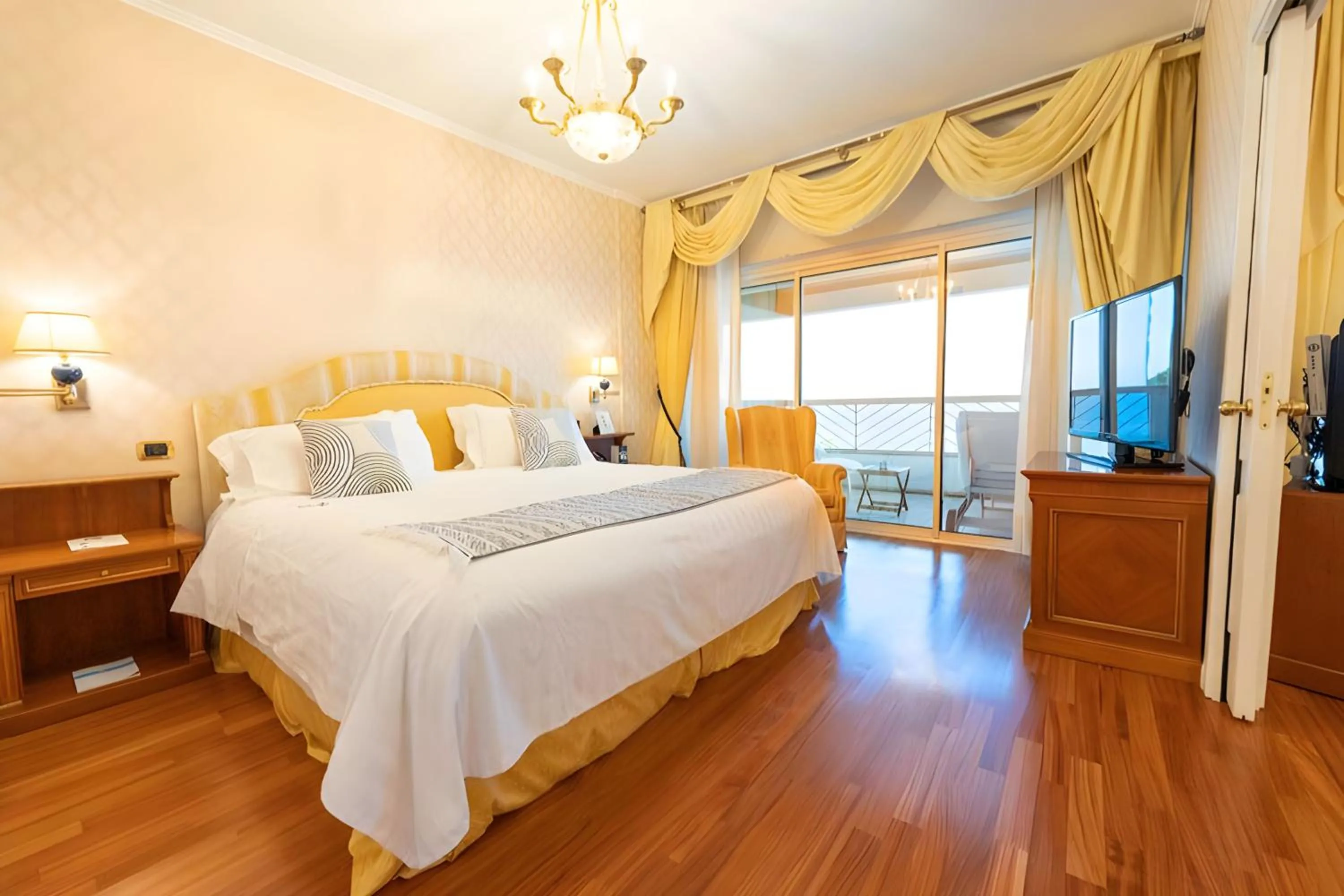 Bed in Grand Hotel Del Mare Resort & Spa