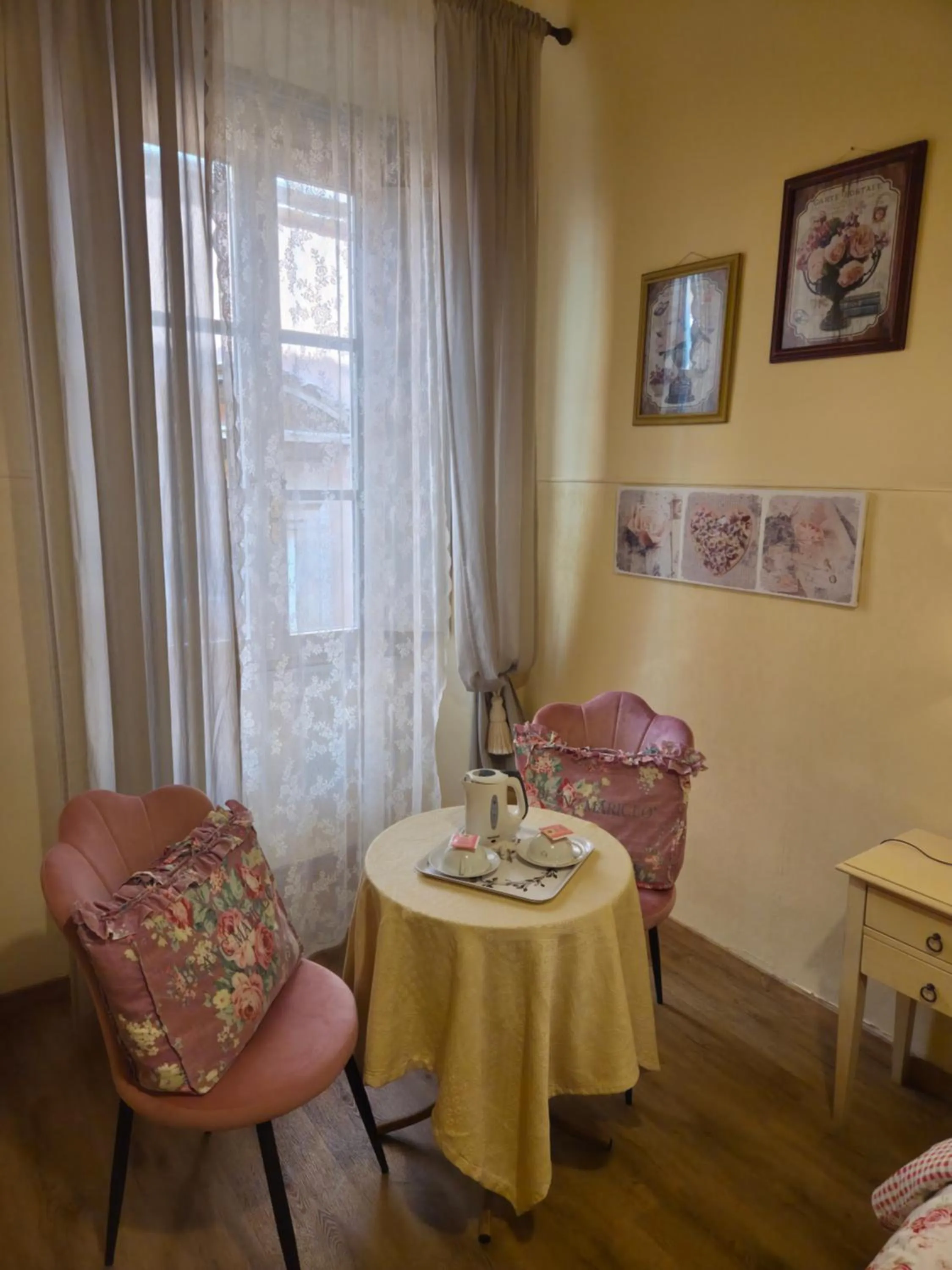 Decorative detail in Albergo Etruria