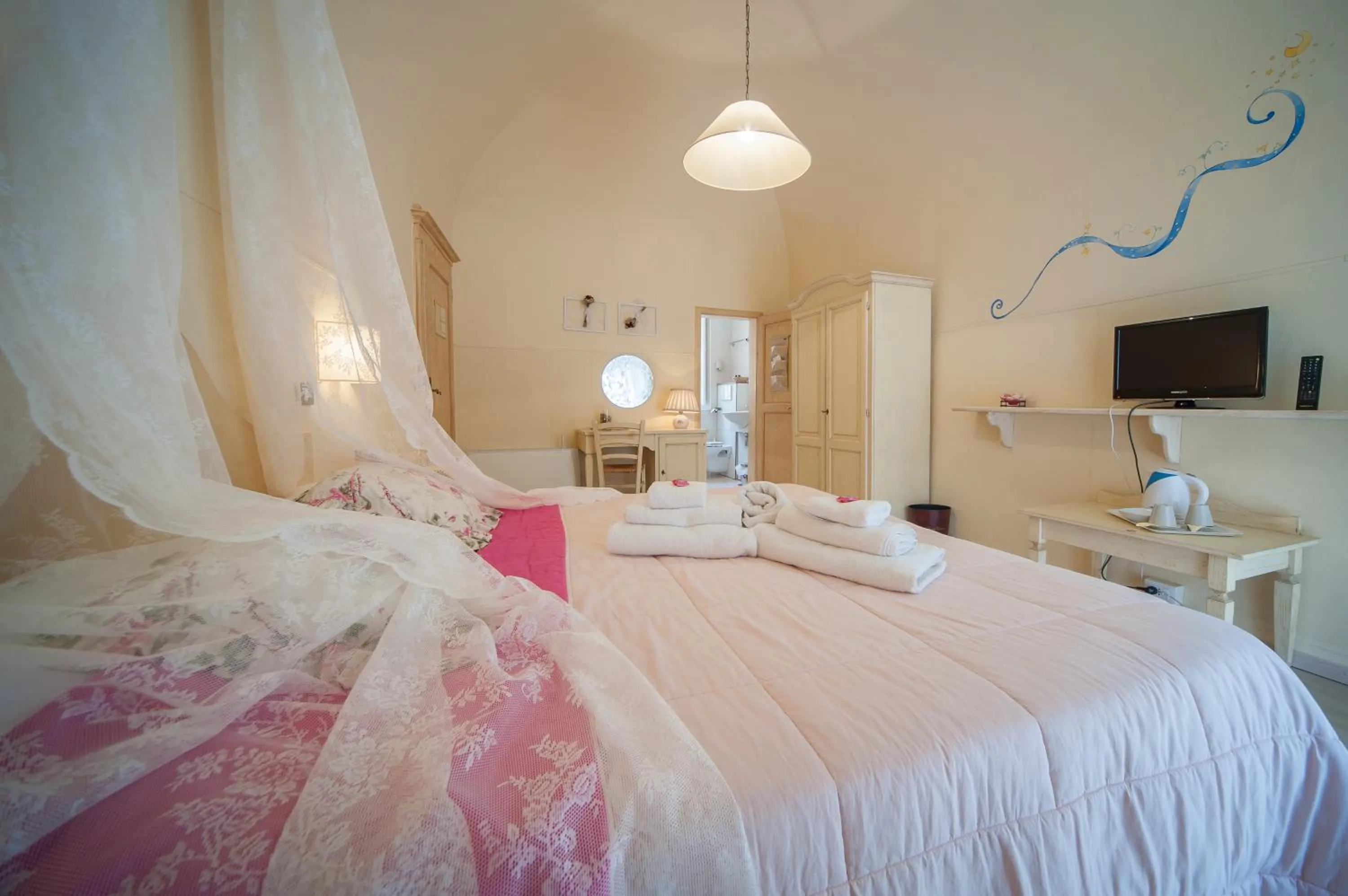 Photo of the whole room, Bed in Albergo Etruria