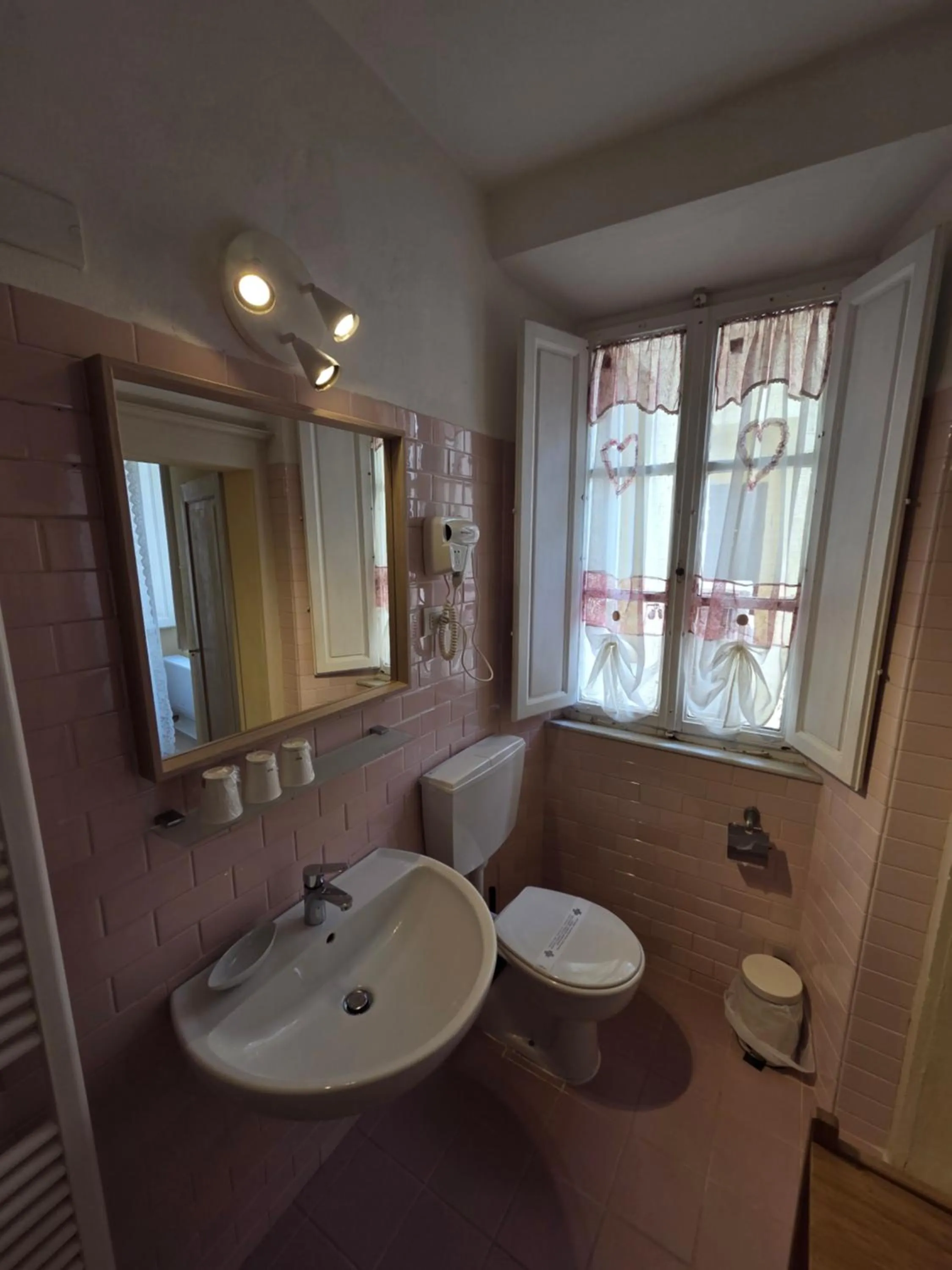 Bathroom in Albergo Etruria