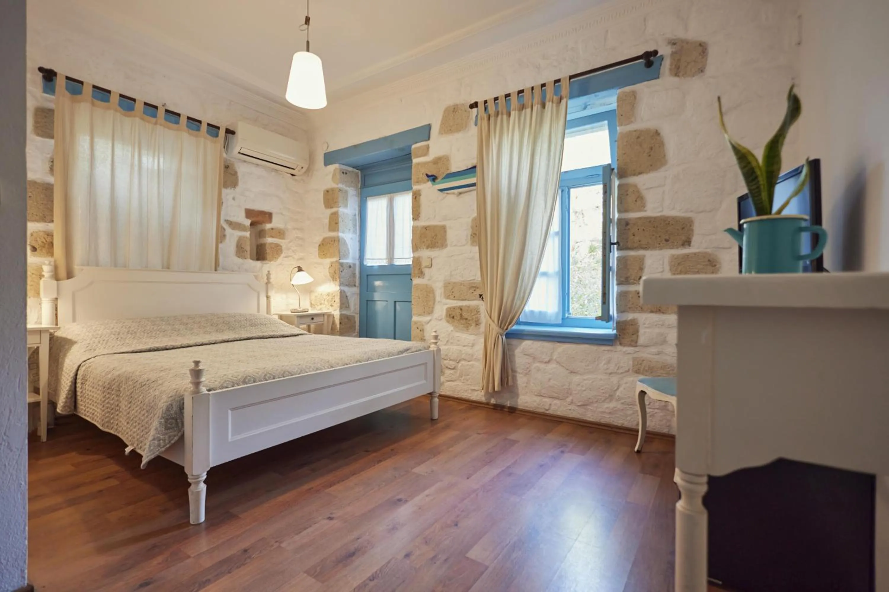 Photo of the whole room, Bed in Alacati Zeytin Konak Hotel