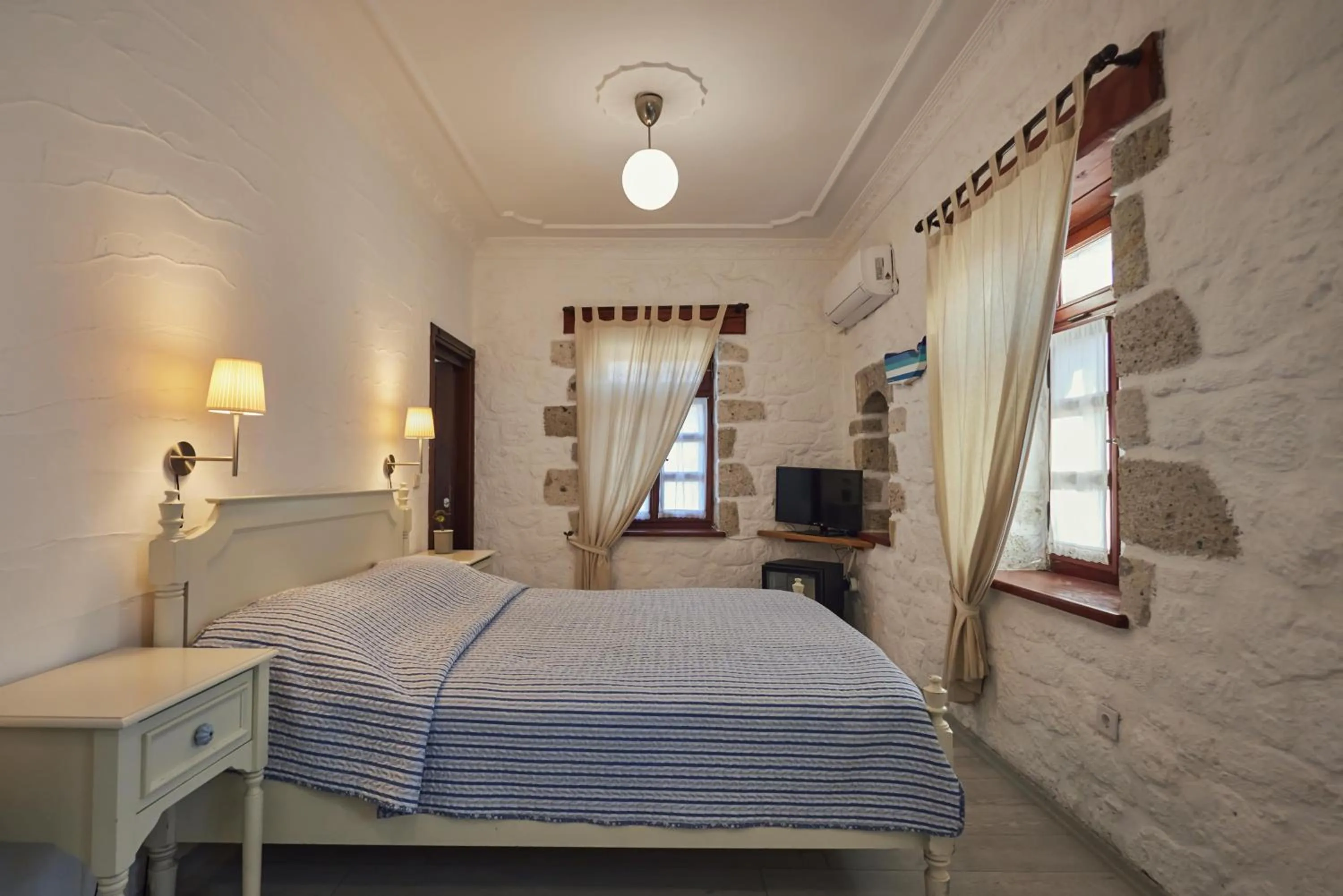 Photo of the whole room, Bed in Alacati Zeytin Konak Hotel