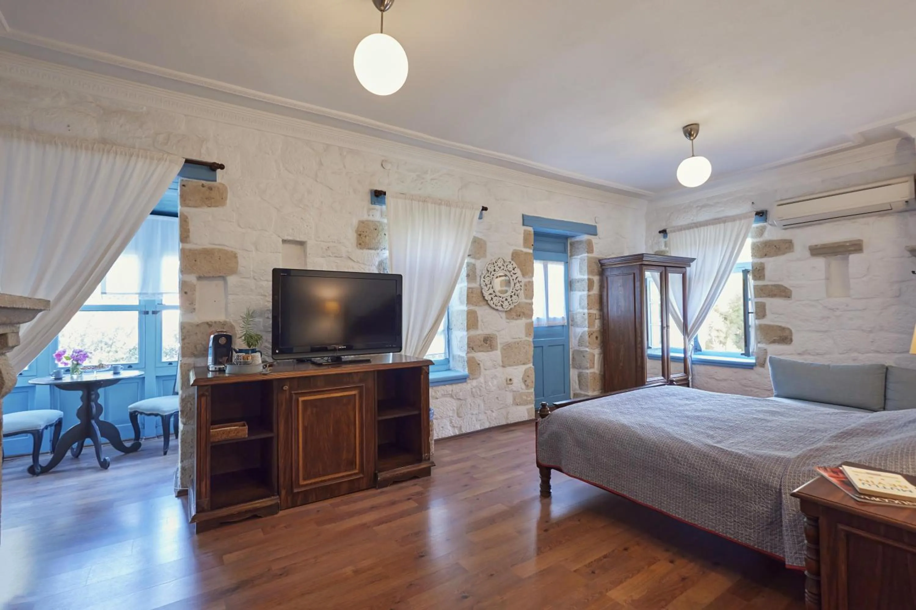 Photo of the whole room, Bed in Alacati Zeytin Konak Hotel