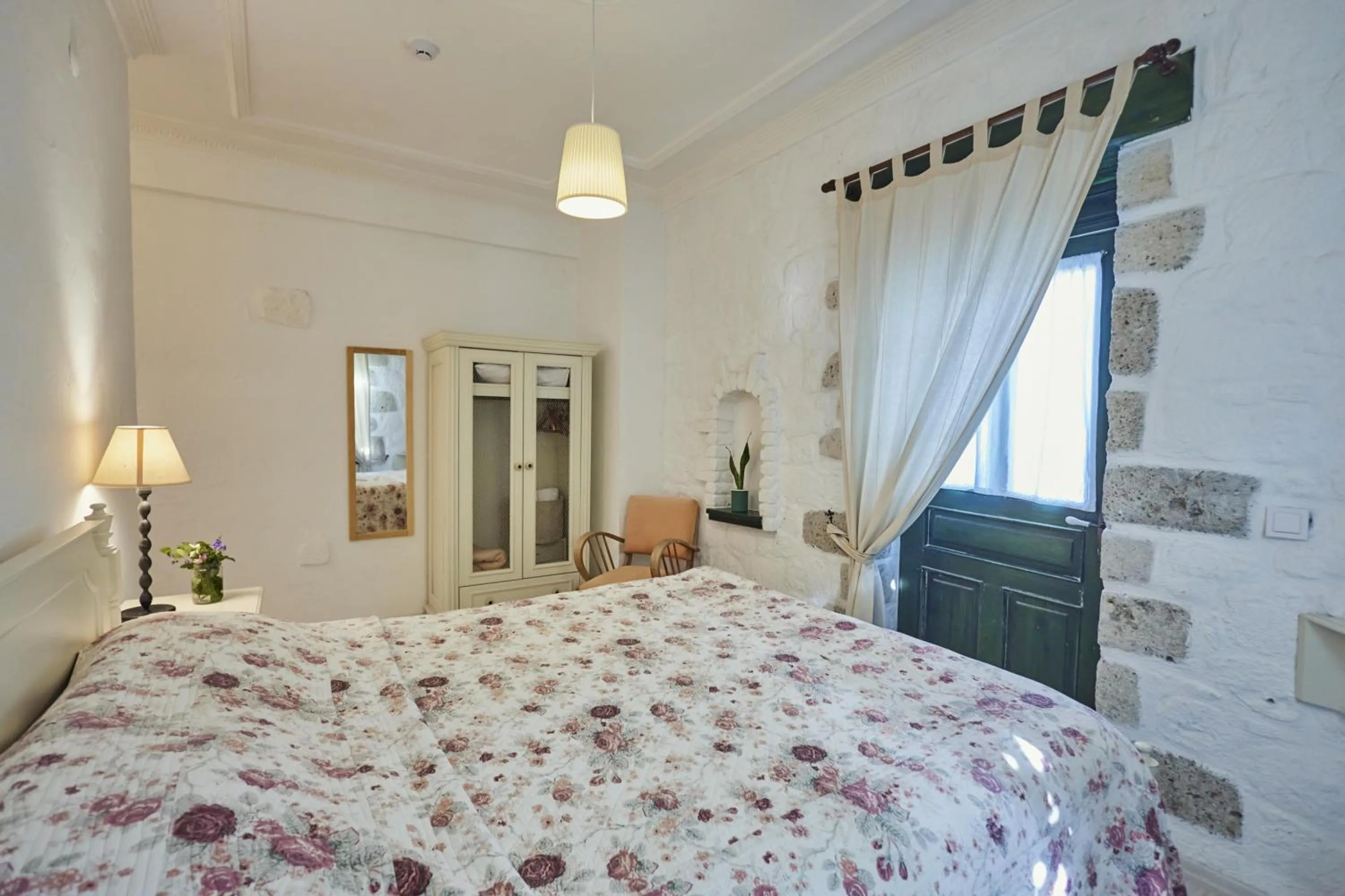 Photo of the whole room, Bed in Alacati Zeytin Konak Hotel