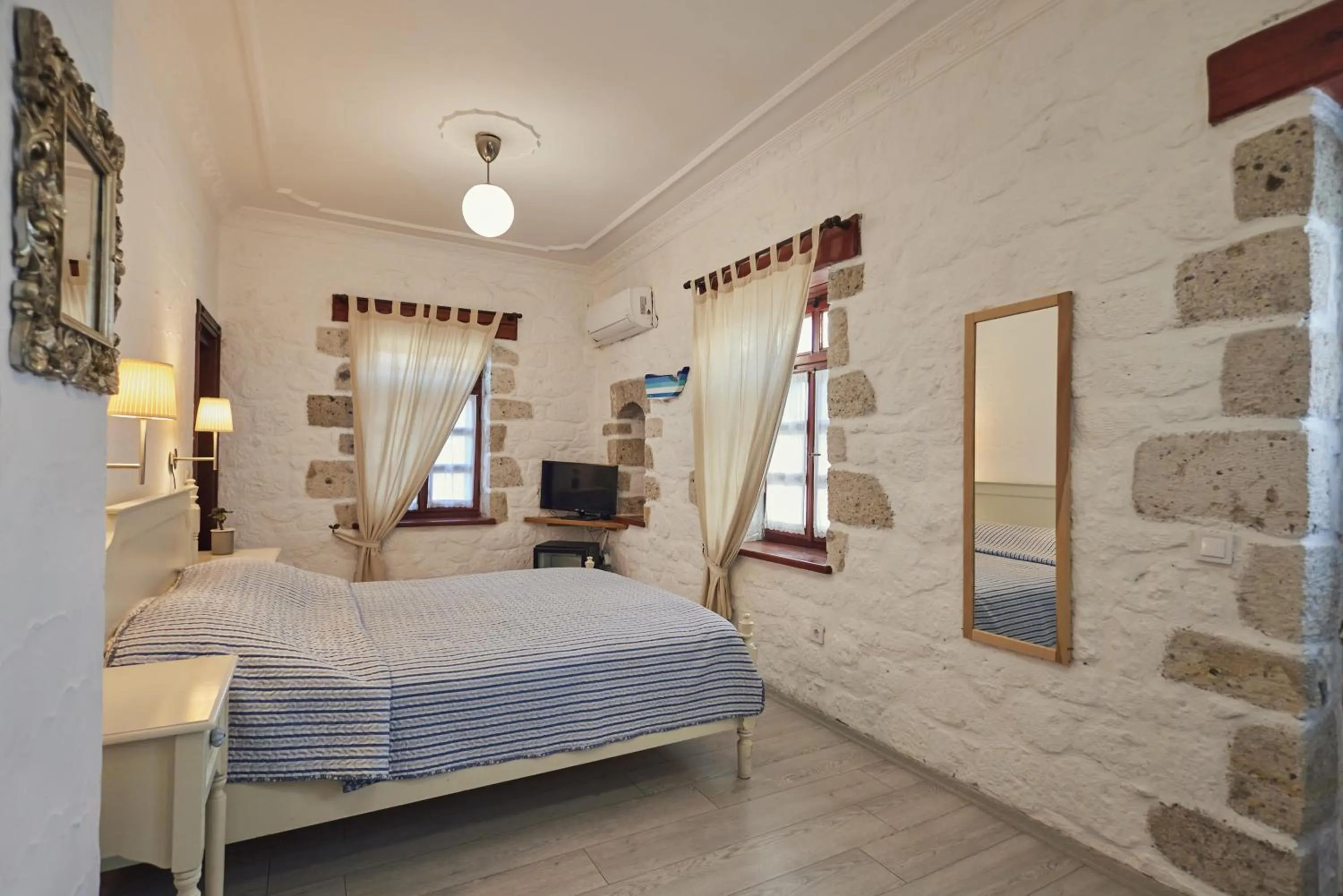 Photo of the whole room, Bed in Alacati Zeytin Konak Hotel