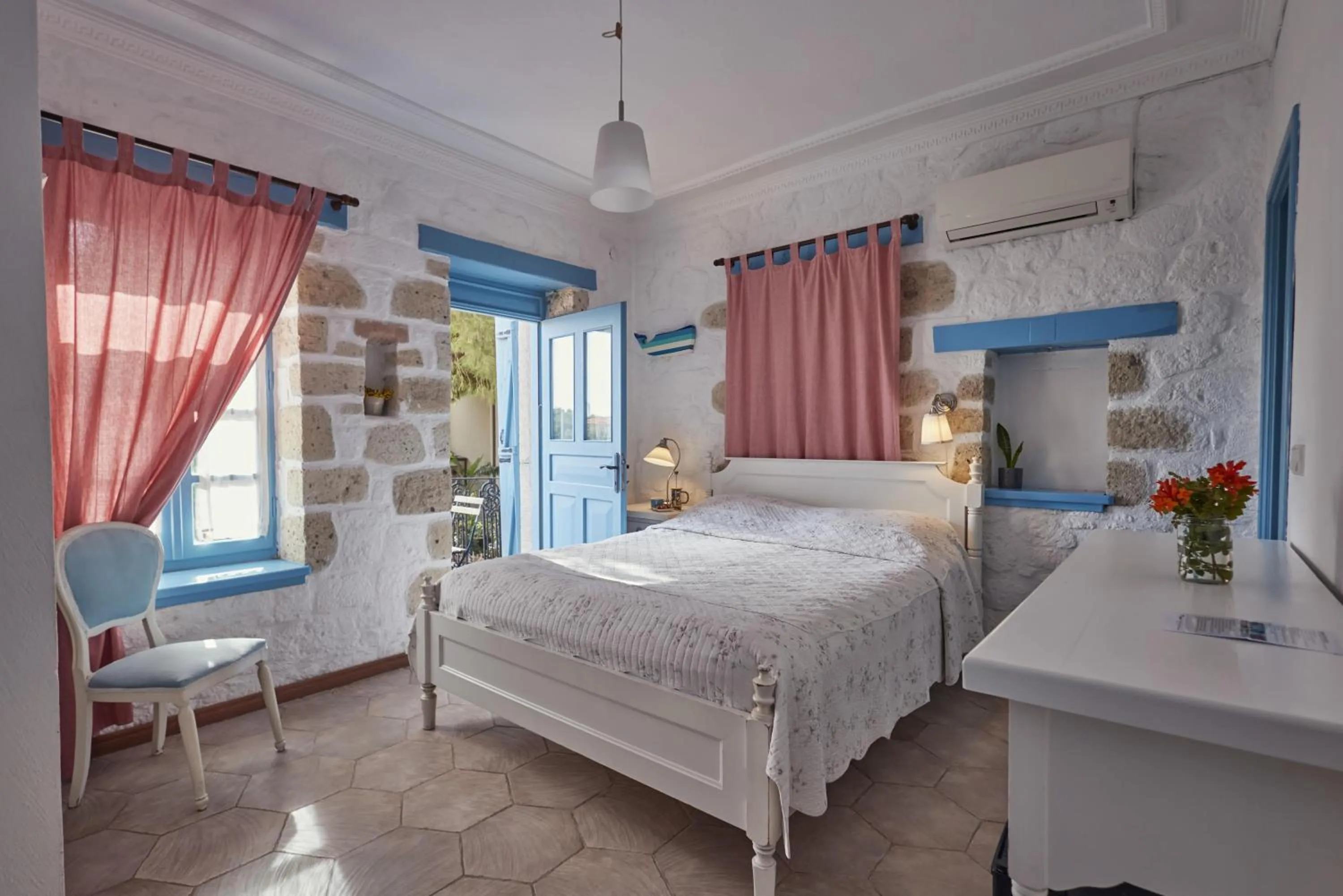Photo of the whole room, Bed in Alacati Zeytin Konak Hotel
